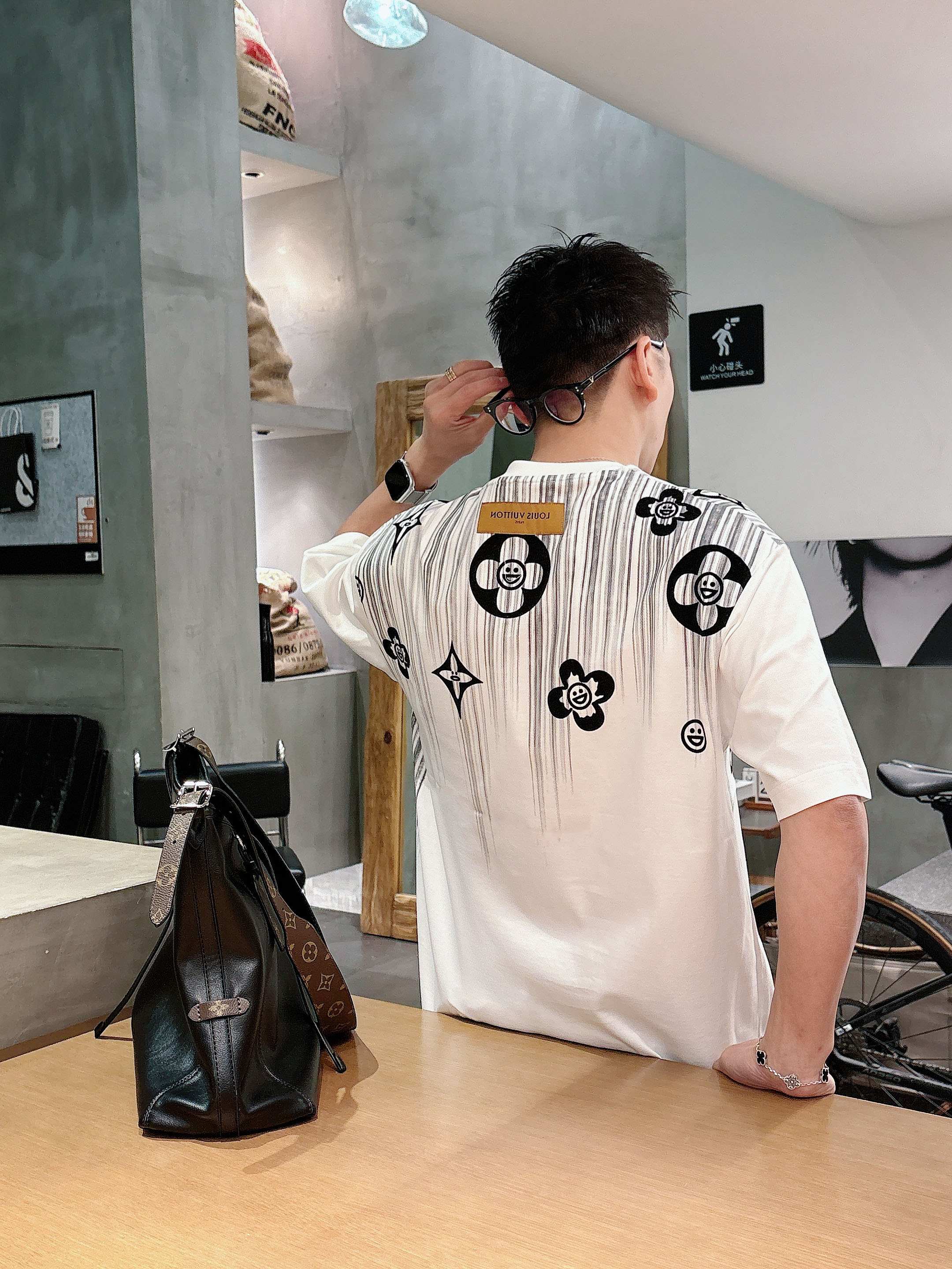 【 LV 2026春夏 · 高阶定制T恤】🔹 核心面料：秘鲁进口匹马棉 × 顶级丝光工艺🔹 核心体感：蚕
