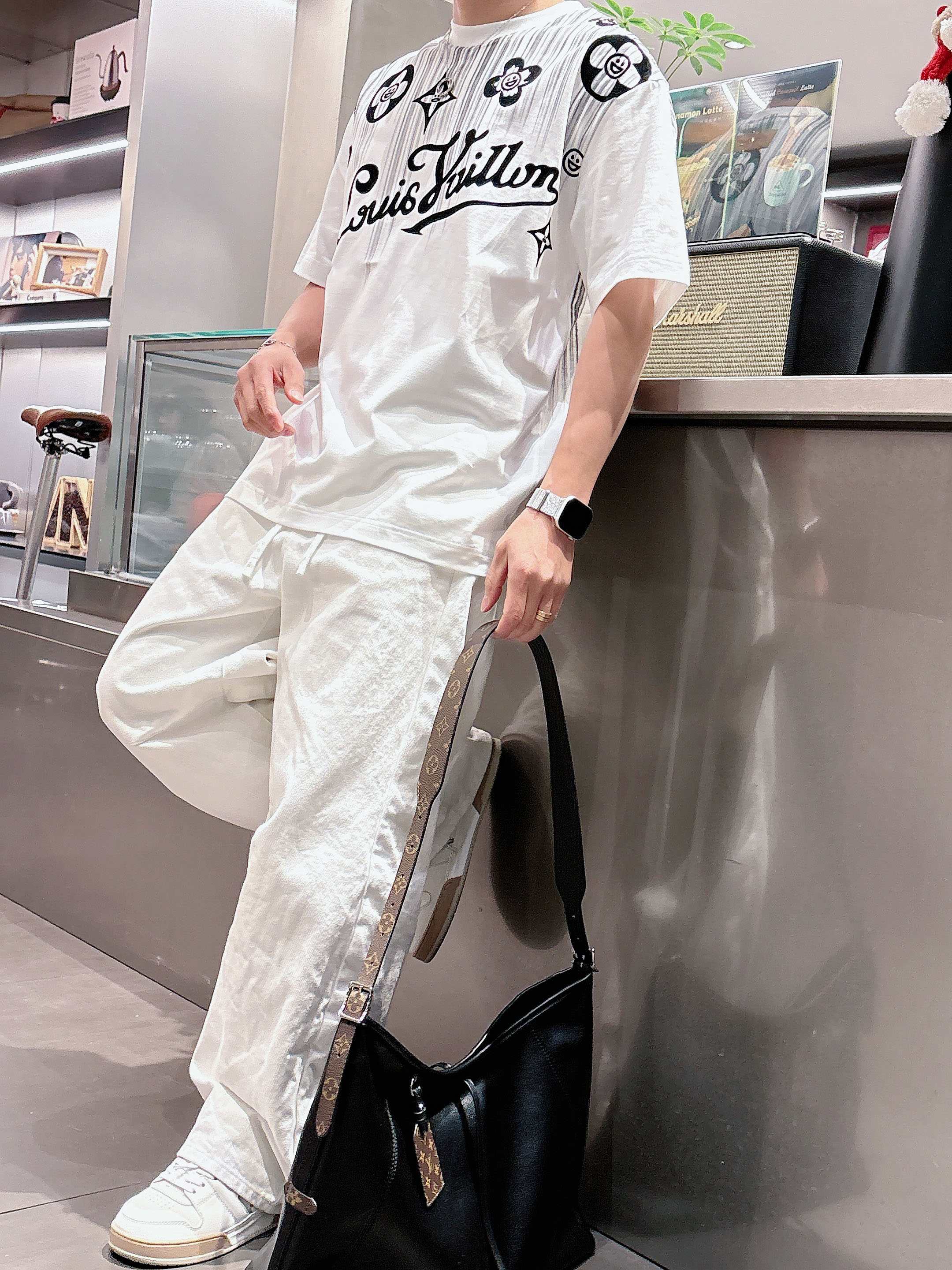 【 LV 2026春夏 · 高阶定制T恤】🔹 核心面料：秘鲁进口匹马棉 × 顶级丝光工艺🔹 核心体感：蚕