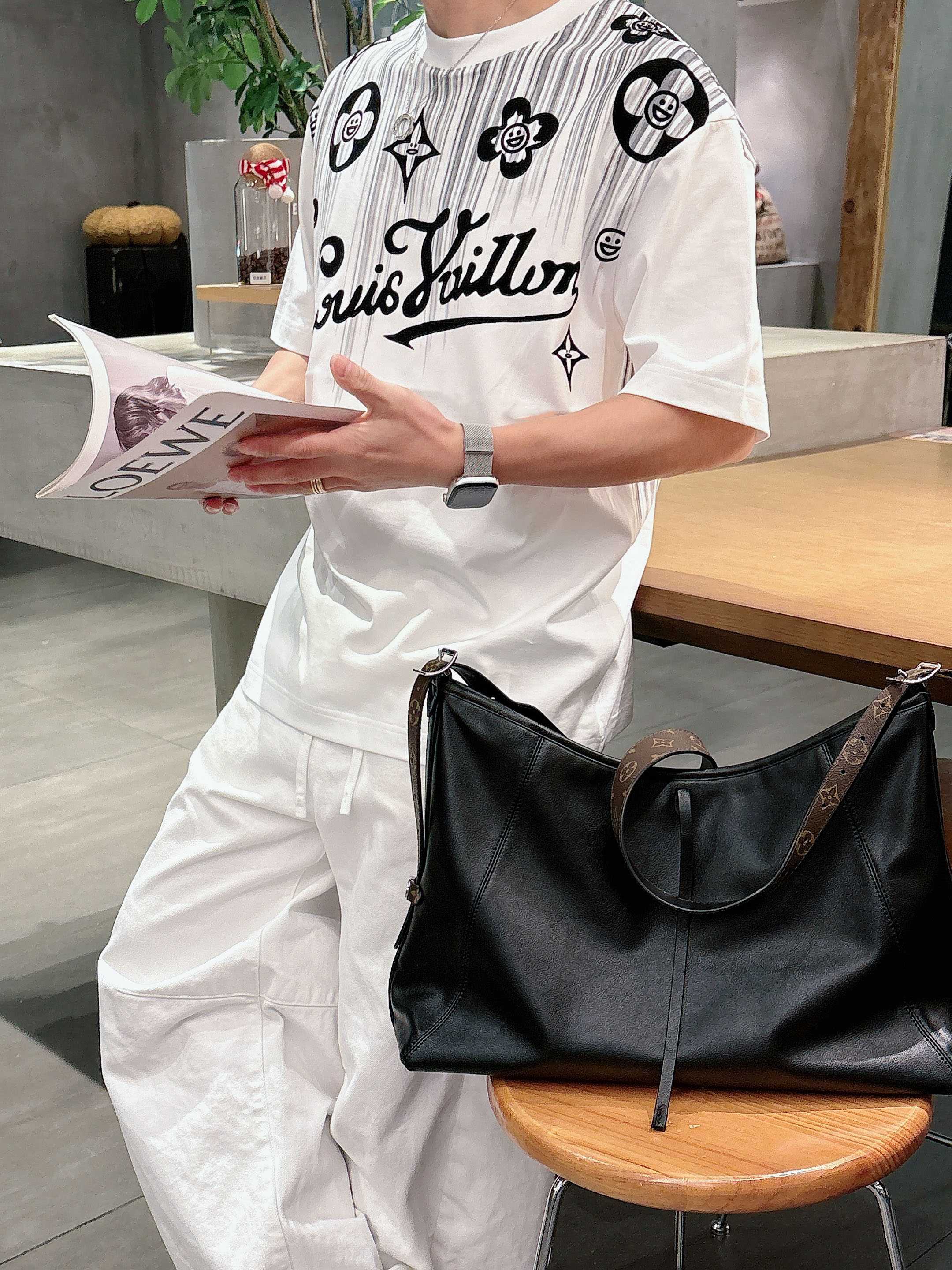 【 LV 2026春夏 · 高阶定制T恤】🔹 核心面料：秘鲁进口匹马棉 × 顶级丝光工艺🔹 核心体感：蚕