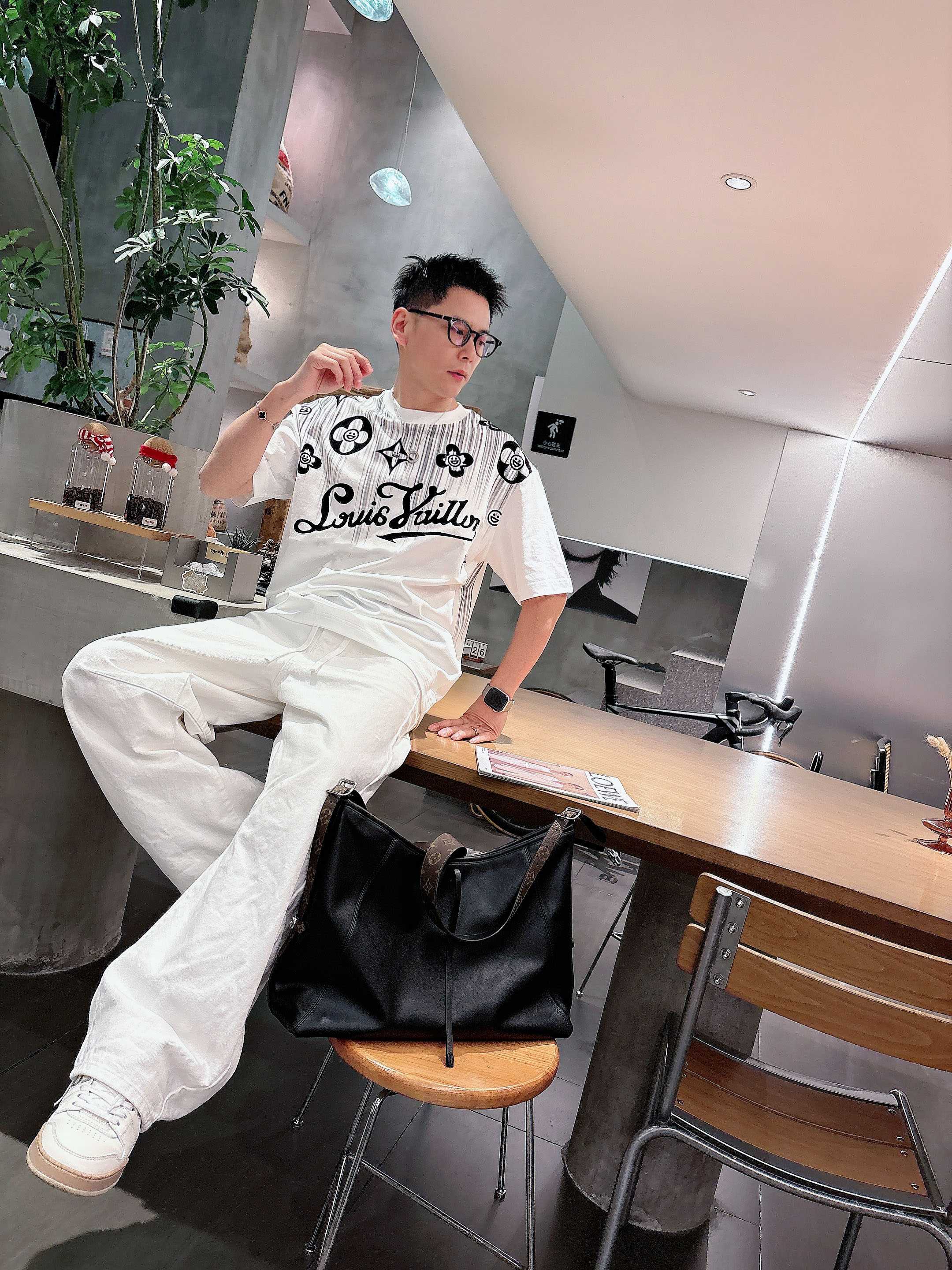 【 LV 2026春夏 · 高阶定制T恤】🔹 核心面料：秘鲁进口匹马棉 × 顶级丝光工艺🔹 核心体感：蚕