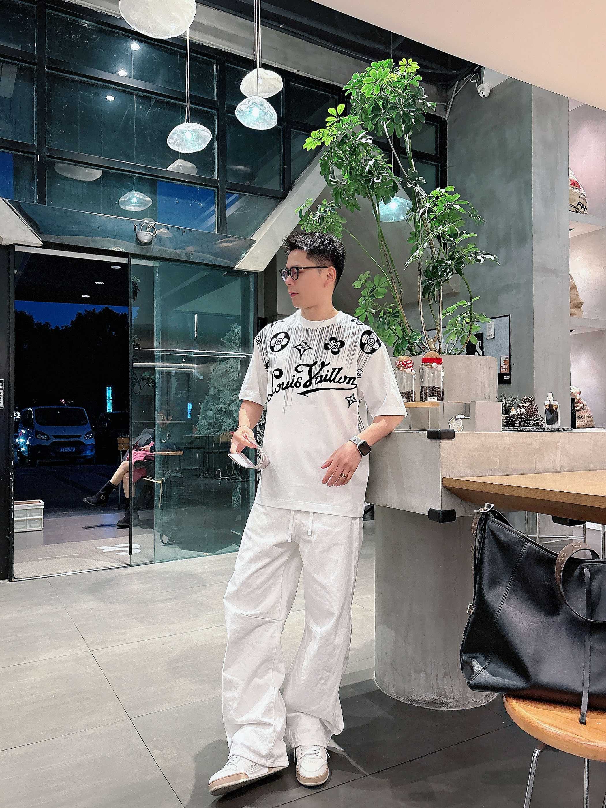 【 LV 2026春夏 · 高阶定制T恤】🔹 核心面料：秘鲁进口匹马棉 × 顶级丝光工艺🔹 核心体感：蚕