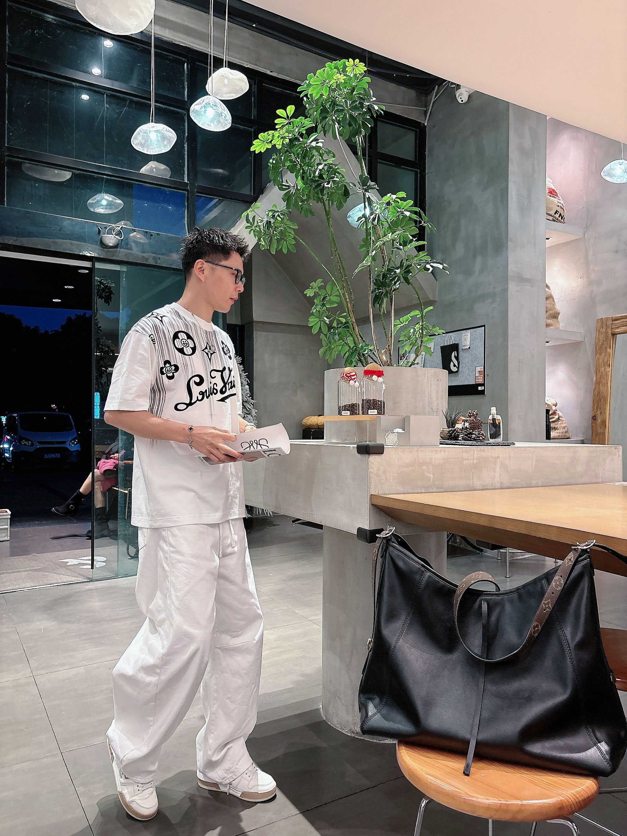 【 LV 2026春夏 · 高阶定制T恤】🔹 核心面料：秘鲁进口匹马棉 × 顶级丝光工艺🔹 核心体感：蚕