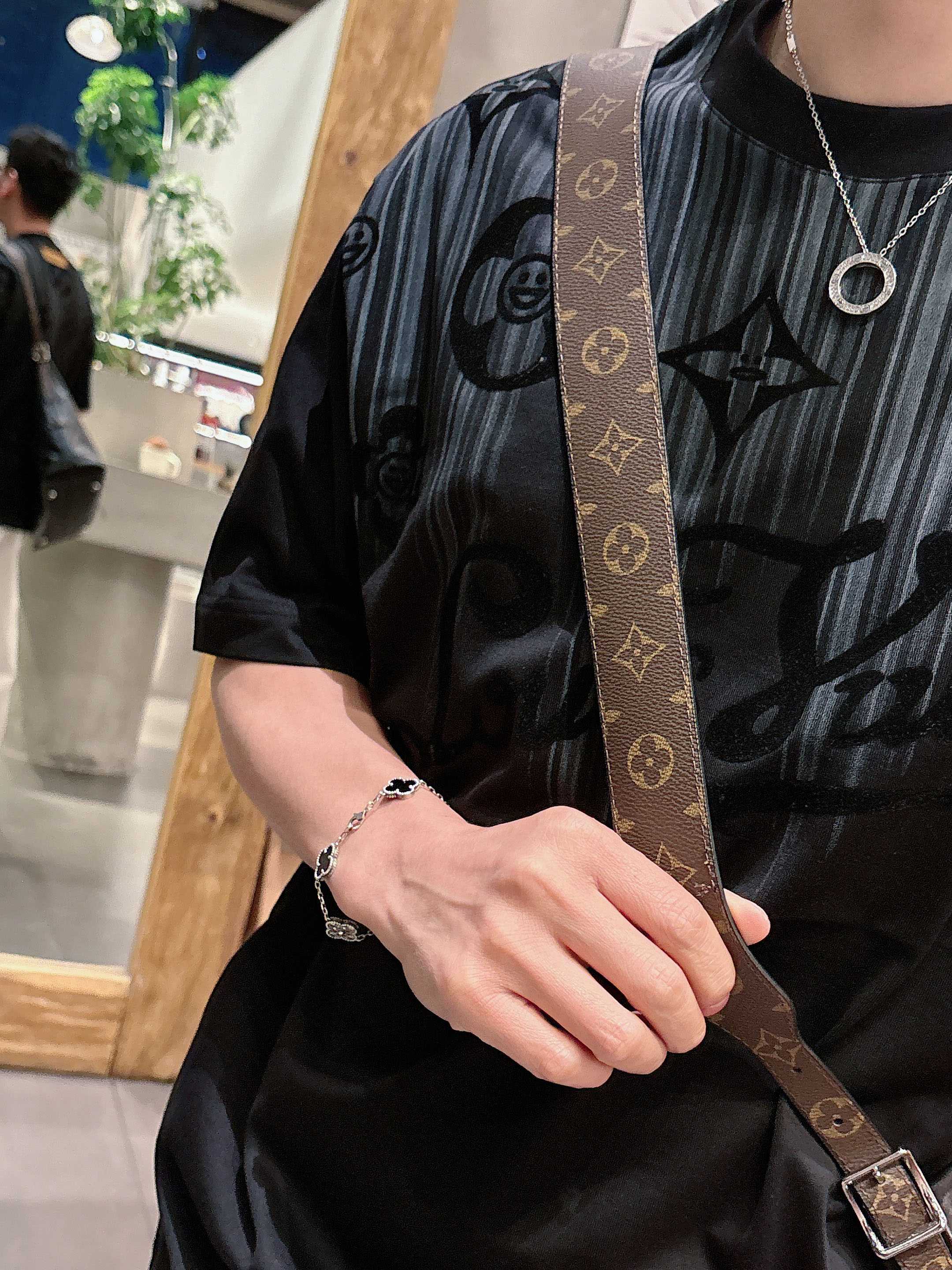 【 LV 2026春夏 · 高阶定制T恤】🔹 核心面料：秘鲁进口匹马棉 × 顶级丝光工艺🔹 核心体感：蚕