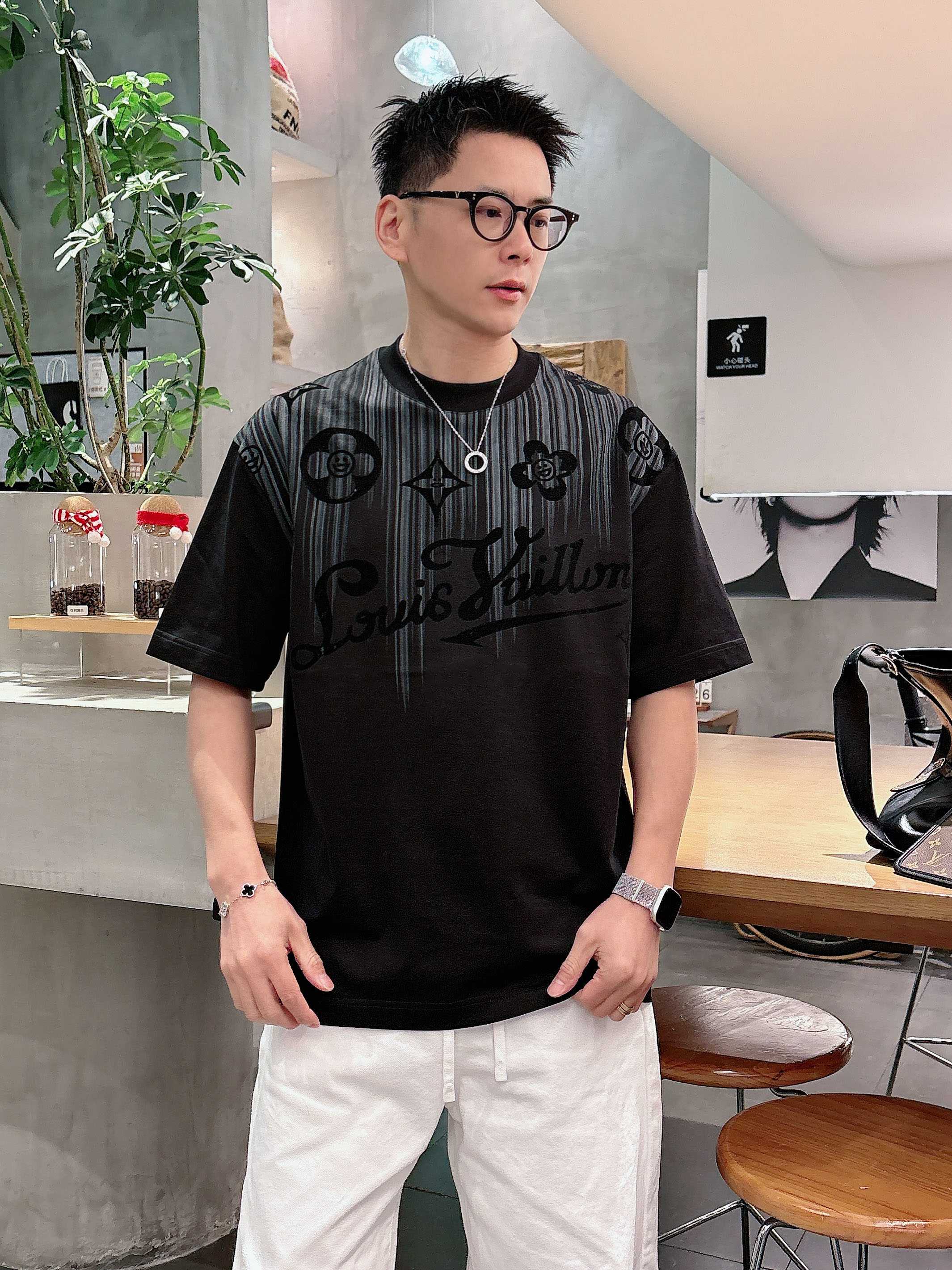 【 LV 2026春夏 · 高阶定制T恤】🔹 核心面料：秘鲁进口匹马棉 × 顶级丝光工艺🔹 核心体感：蚕