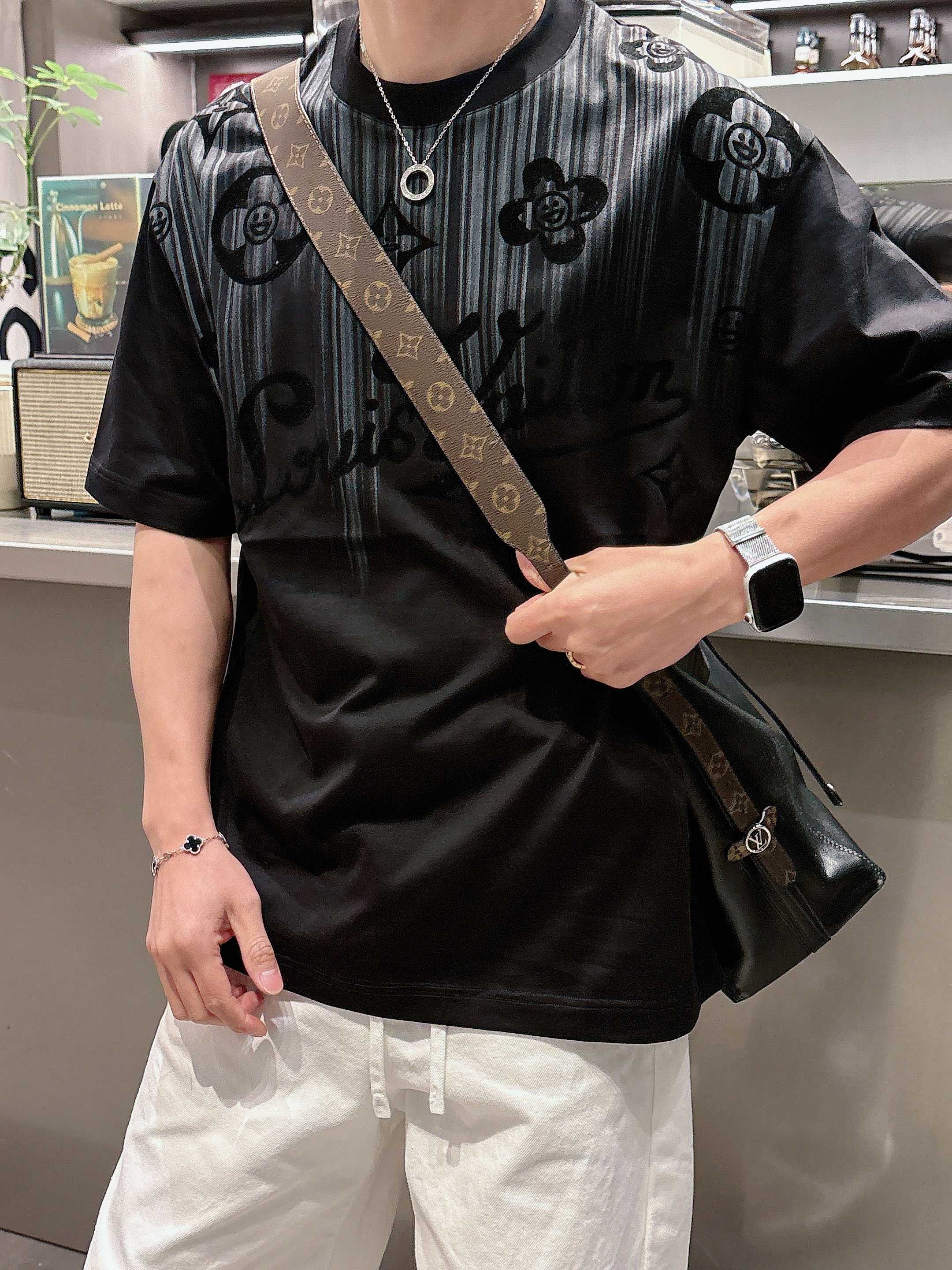 【 LV 2026春夏 · 高阶定制T恤】🔹 核心面料：秘鲁进口匹马棉 × 顶级丝光工艺🔹 核心体感：蚕