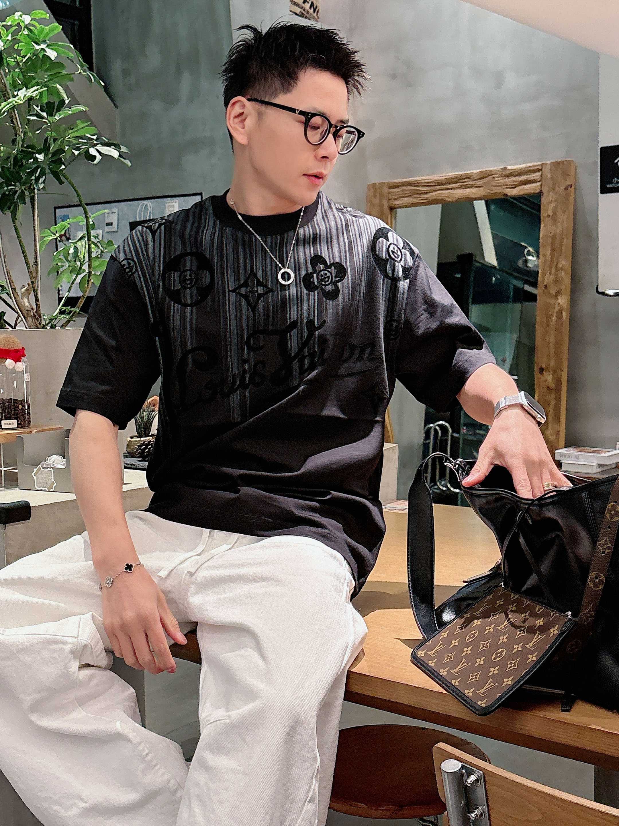 【 LV 2026春夏 · 高阶定制T恤】🔹 核心面料：秘鲁进口匹马棉 × 顶级丝光工艺🔹 核心体感：蚕