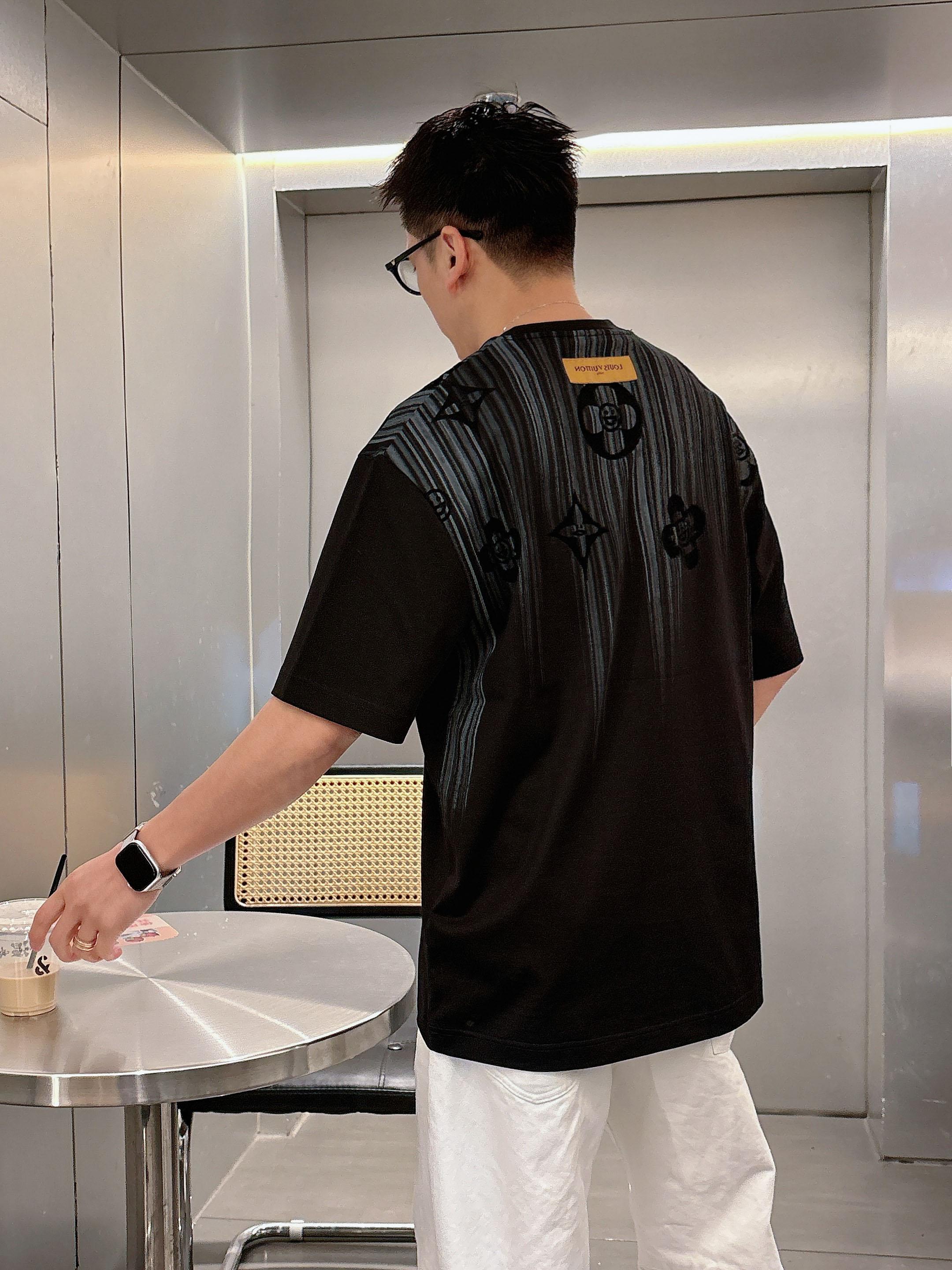 【 LV 2026春夏 · 高阶定制T恤】🔹 核心面料：秘鲁进口匹马棉 × 顶级丝光工艺🔹 核心体感：蚕