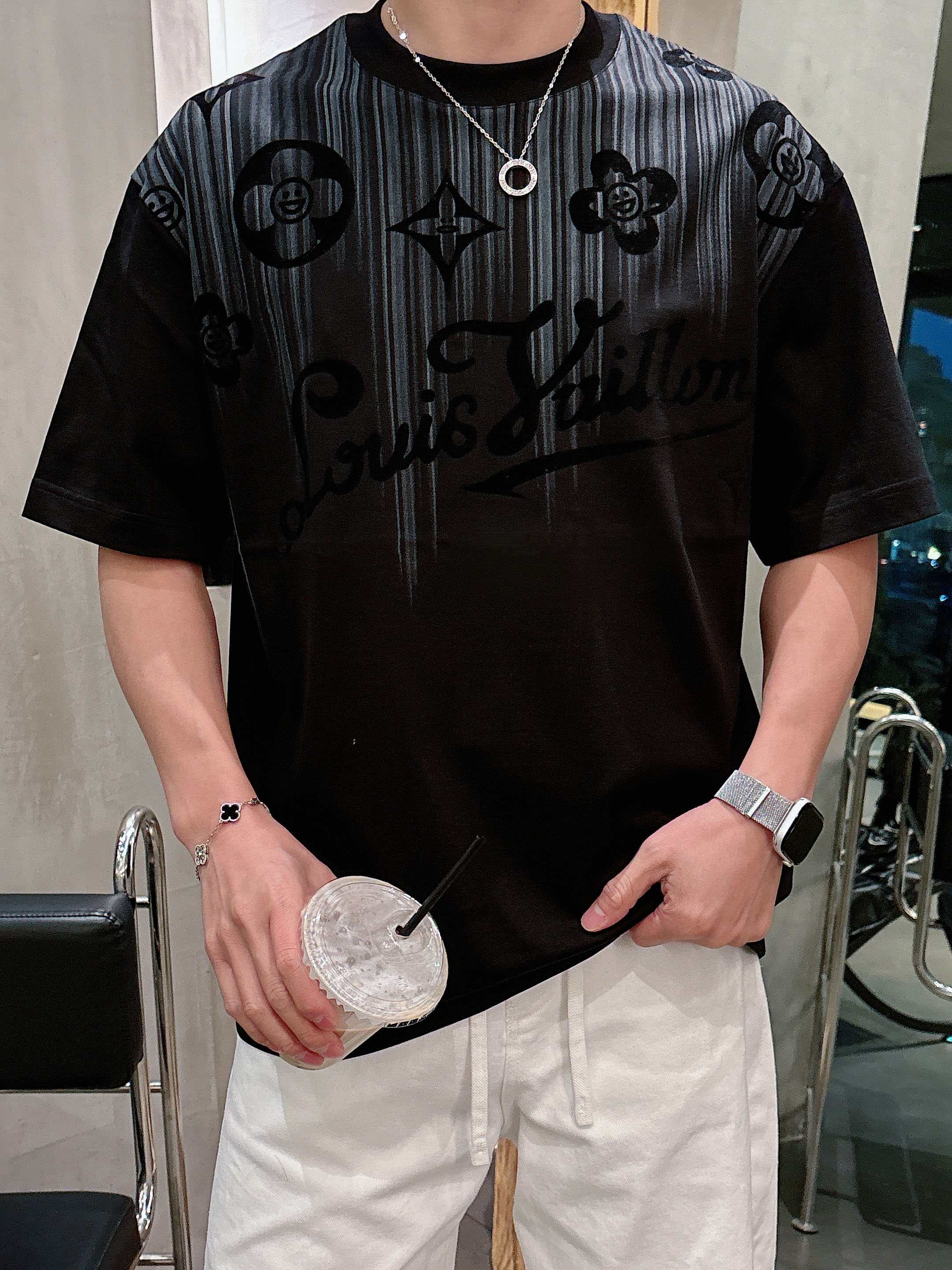 【 LV 2026春夏 · 高阶定制T恤】🔹 核心面料：秘鲁进口匹马棉 × 顶级丝光工艺🔹 核心体感：蚕