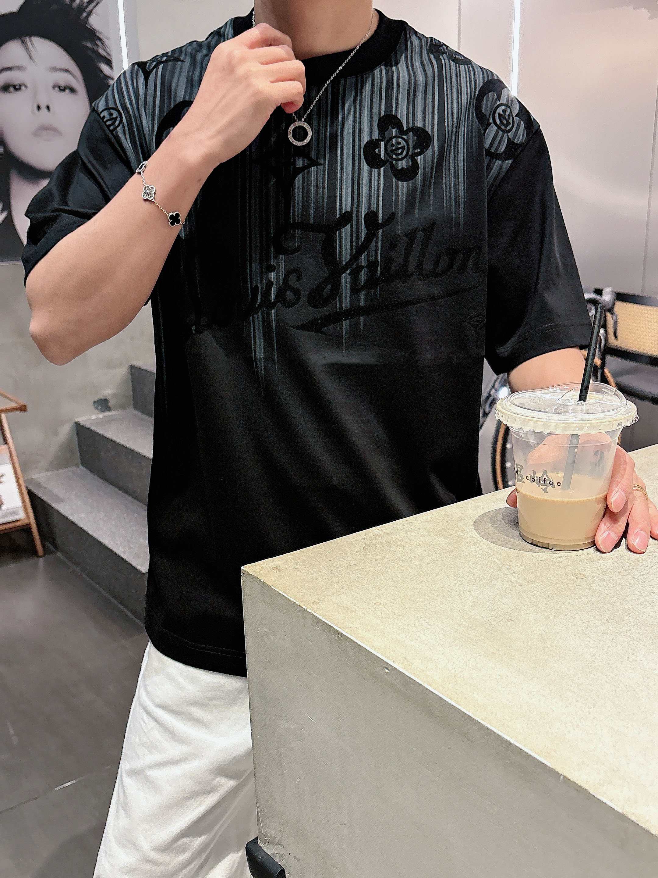 【 LV 2026春夏 · 高阶定制T恤】🔹 核心面料：秘鲁进口匹马棉 × 顶级丝光工艺🔹 核心体感：蚕