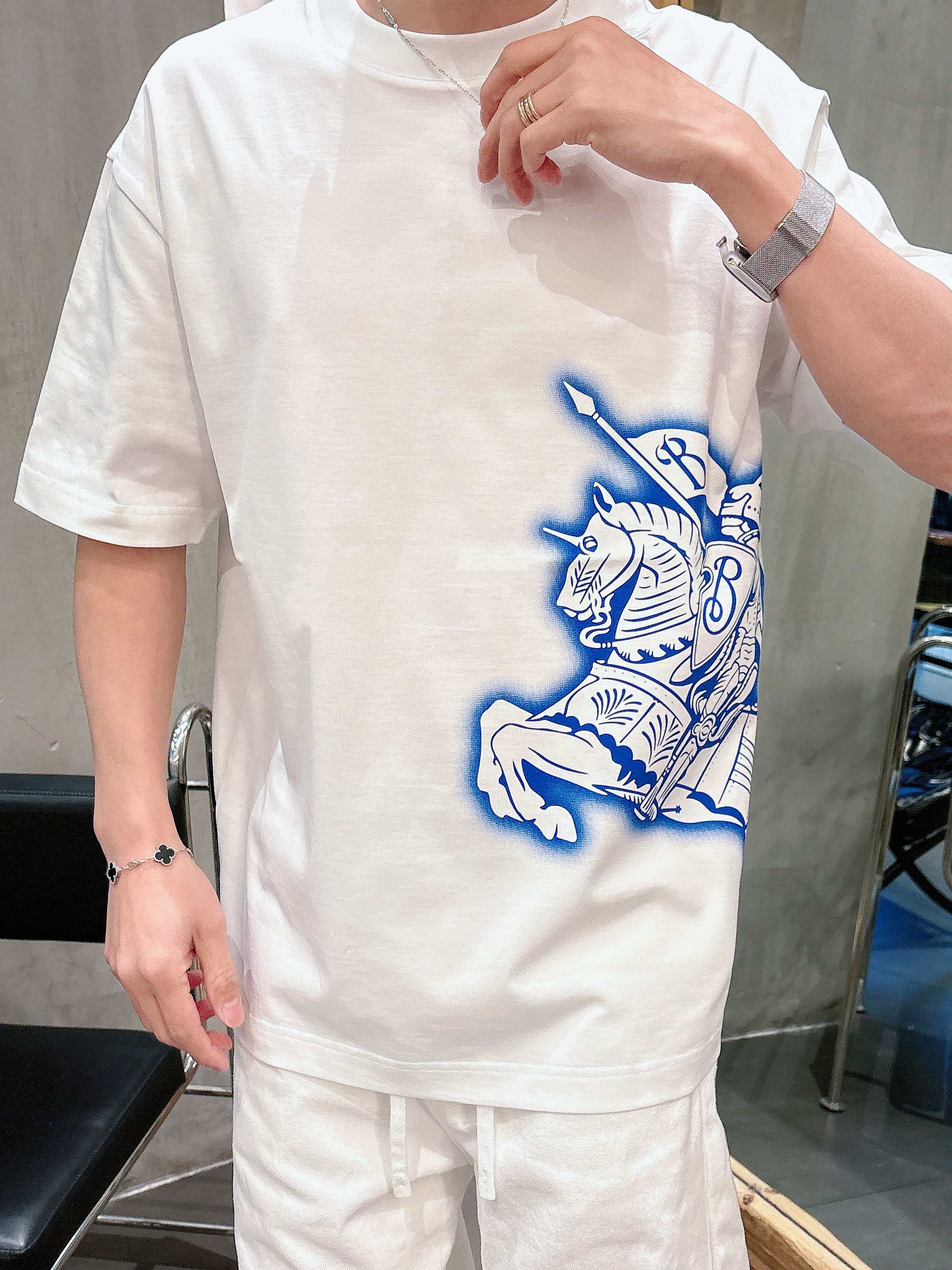 【 巴宝莉 2026春夏 · 高阶定制T恤】🔹 核心面料：秘鲁进口匹马棉 × 顶级丝光工艺🔹 核心体感：