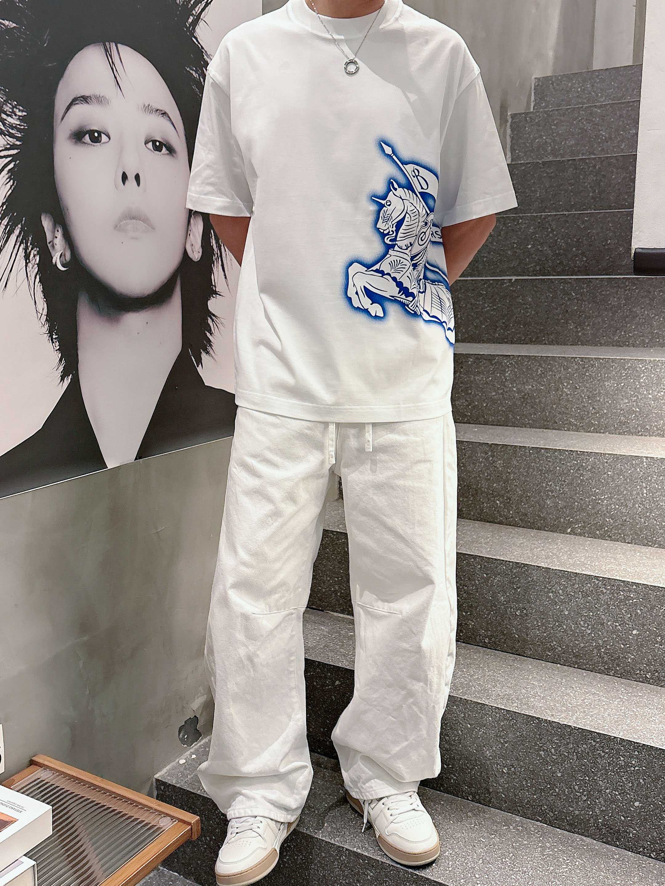 【 巴宝莉 2026春夏 · 高阶定制T恤】🔹 核心面料：秘鲁进口匹马棉 × 顶级丝光工艺🔹 核心体感：