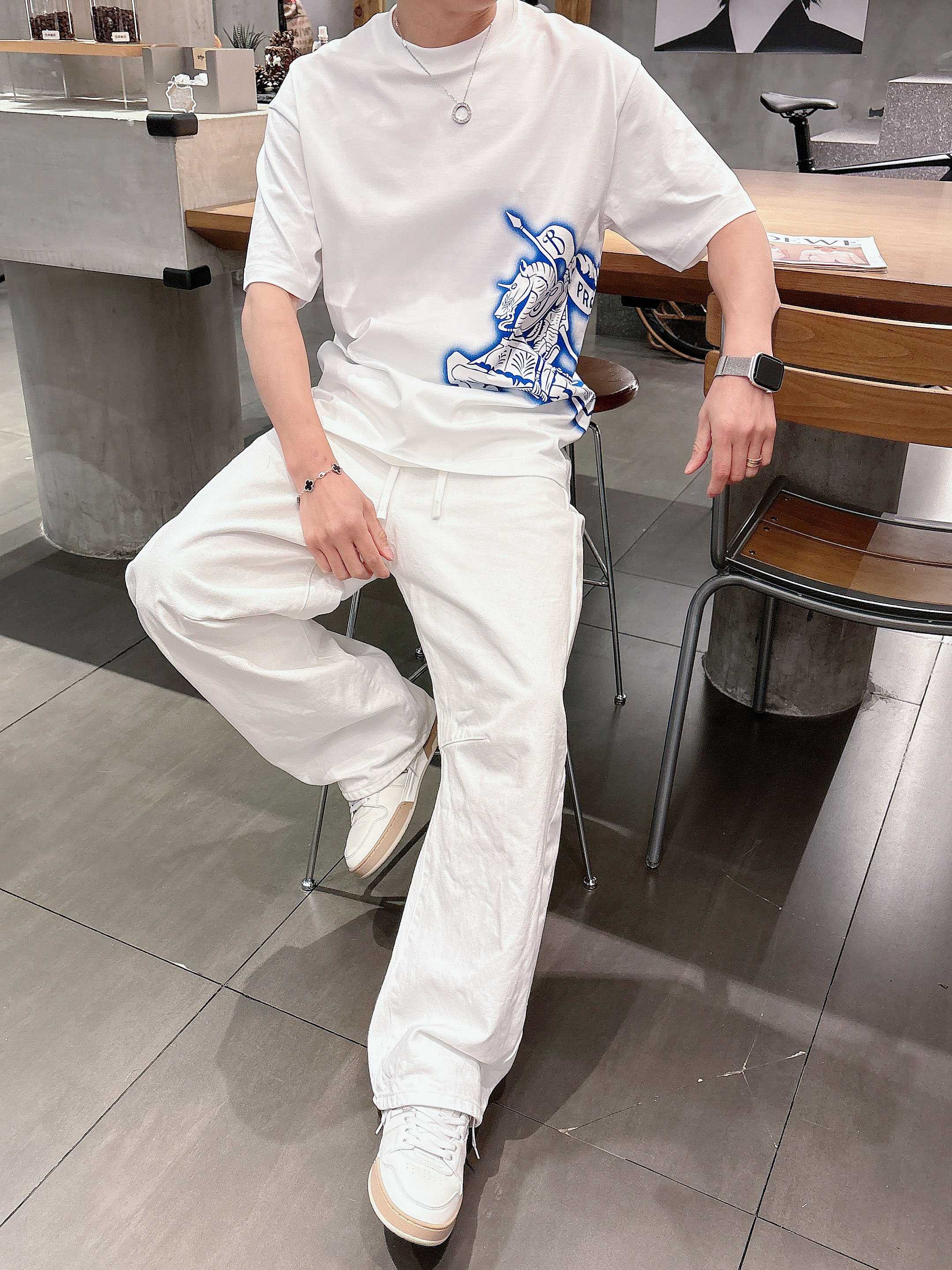 【 巴宝莉 2026春夏 · 高阶定制T恤】🔹 核心面料：秘鲁进口匹马棉 × 顶级丝光工艺🔹 核心体感：