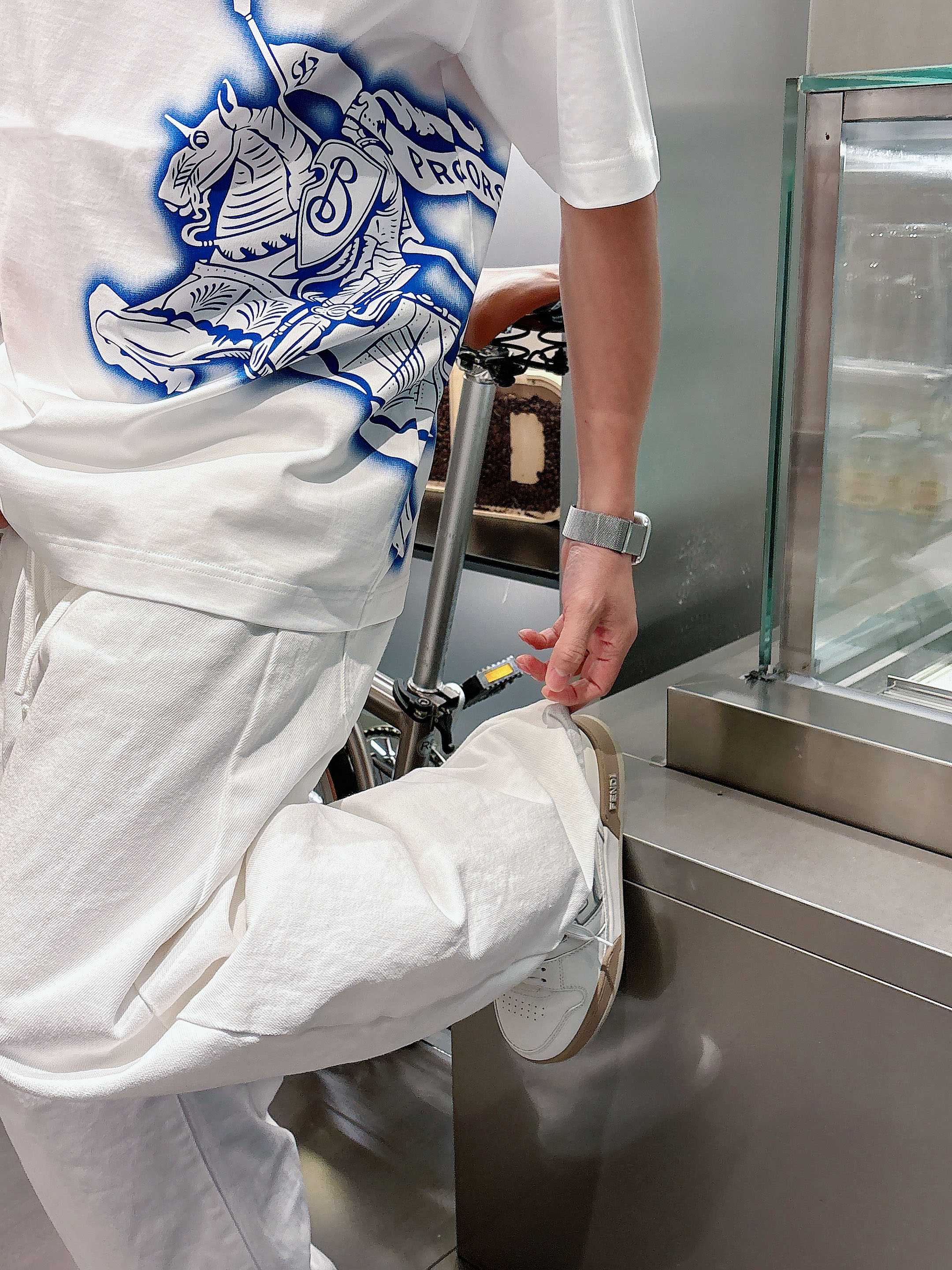 【 巴宝莉 2026春夏 · 高阶定制T恤】🔹 核心面料：秘鲁进口匹马棉 × 顶级丝光工艺🔹 核心体感：