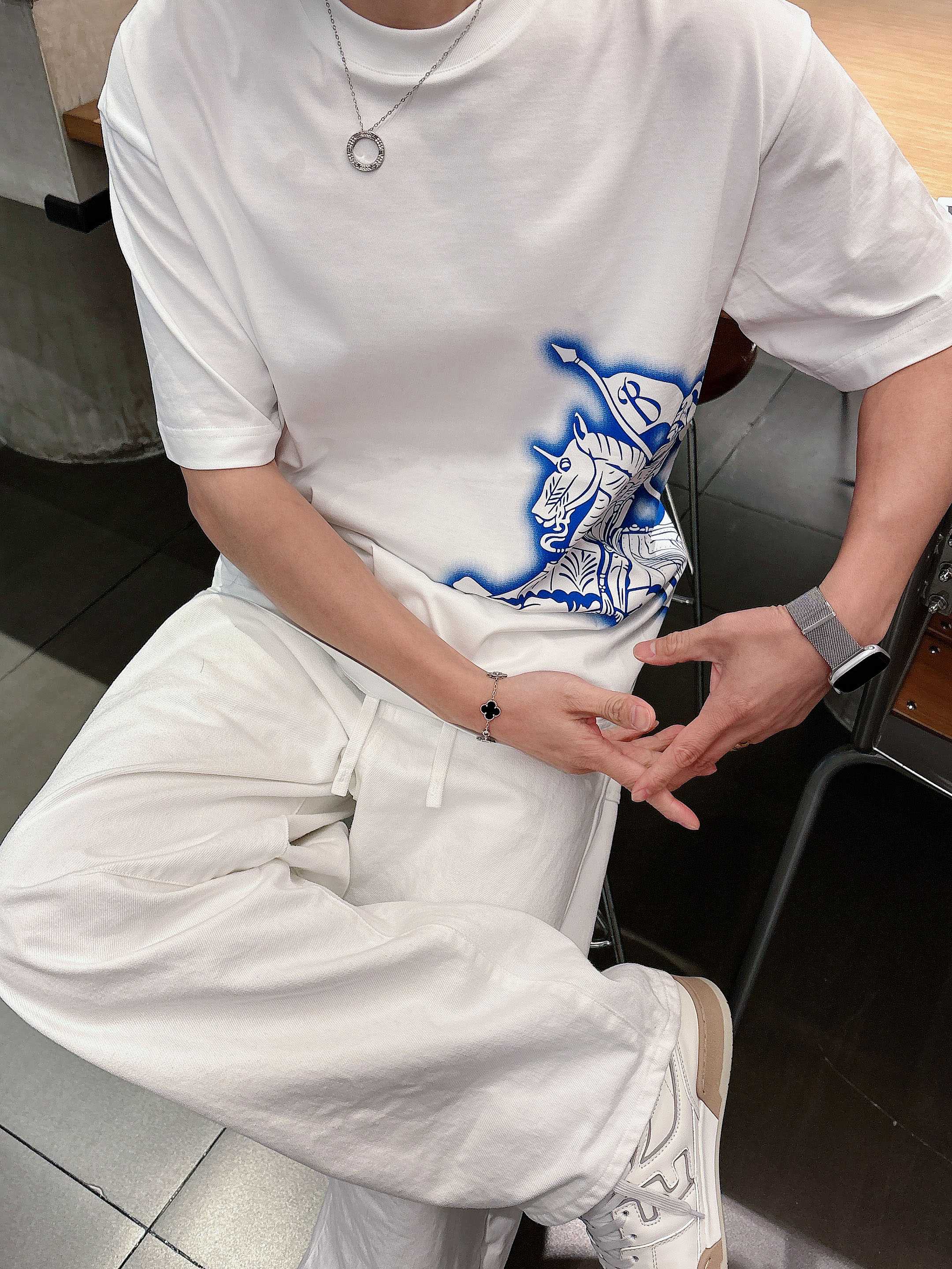 【 巴宝莉 2026春夏 · 高阶定制T恤】🔹 核心面料：秘鲁进口匹马棉 × 顶级丝光工艺🔹 核心体感：