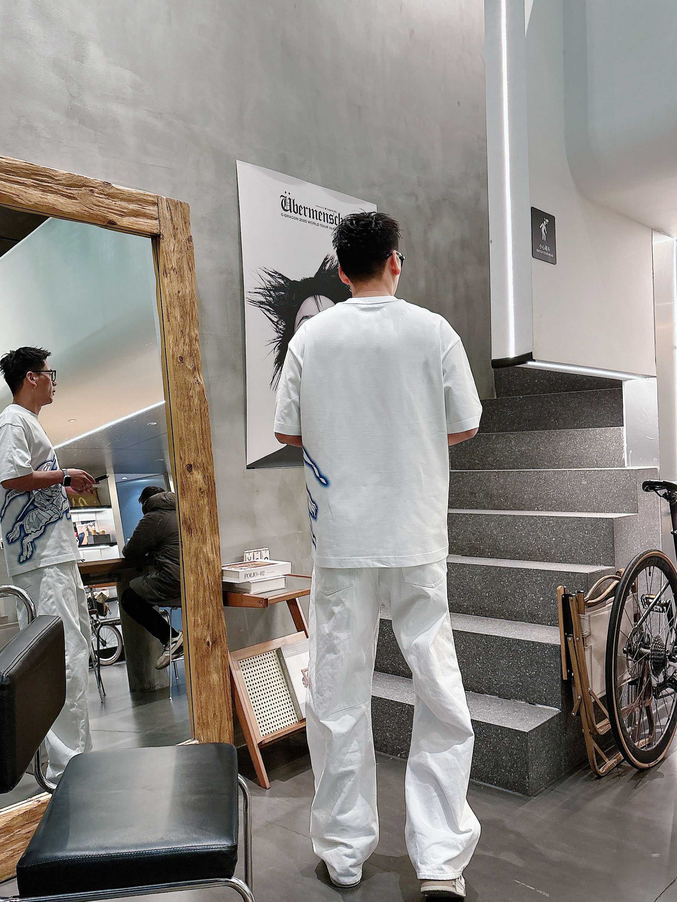 【 巴宝莉 2026春夏 · 高阶定制T恤】🔹 核心面料：秘鲁进口匹马棉 × 顶级丝光工艺🔹 核心体感：