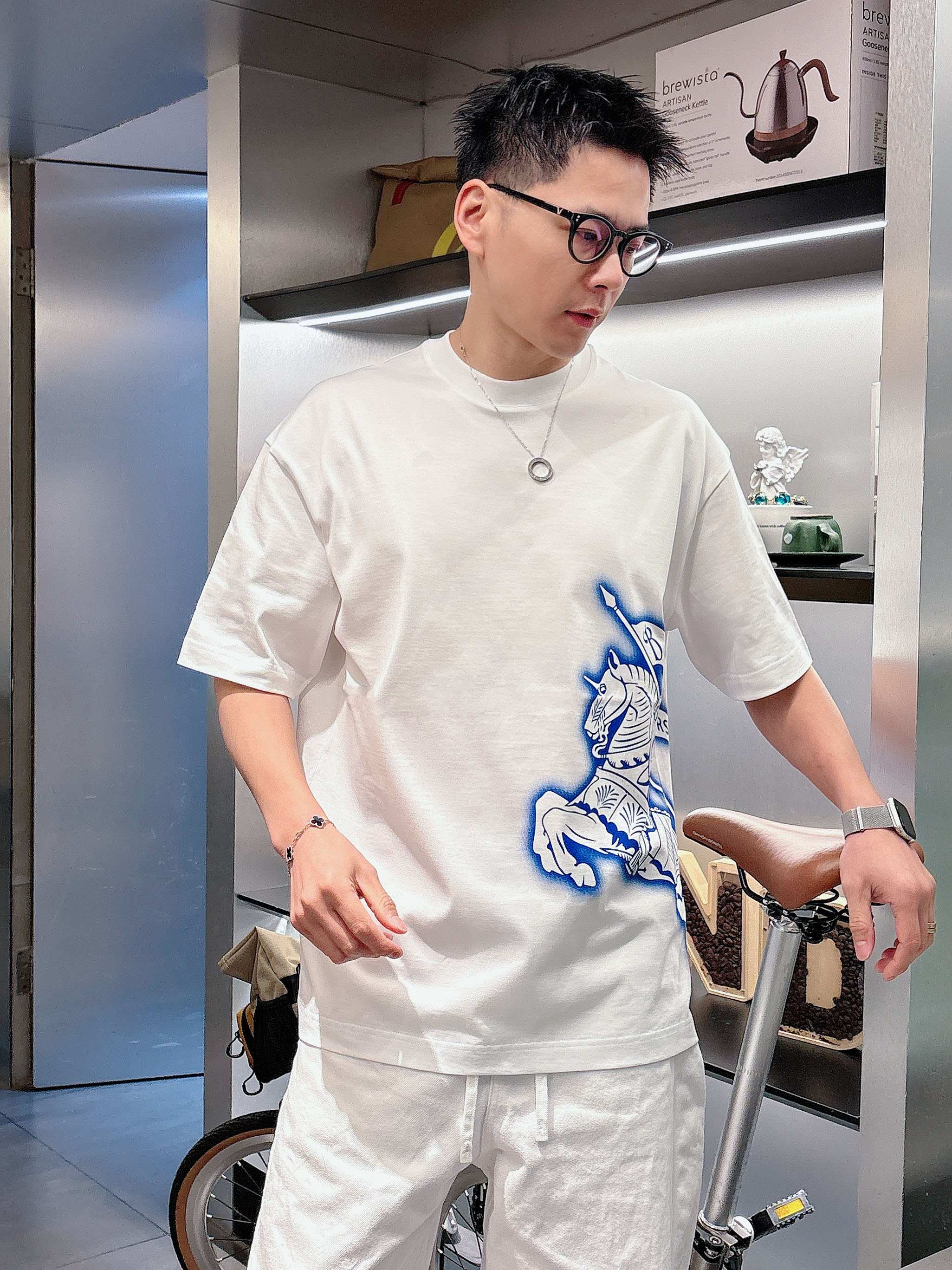 【 巴宝莉 2026春夏 · 高阶定制T恤】🔹 核心面料：秘鲁进口匹马棉 × 顶级丝光工艺🔹 核心体感：