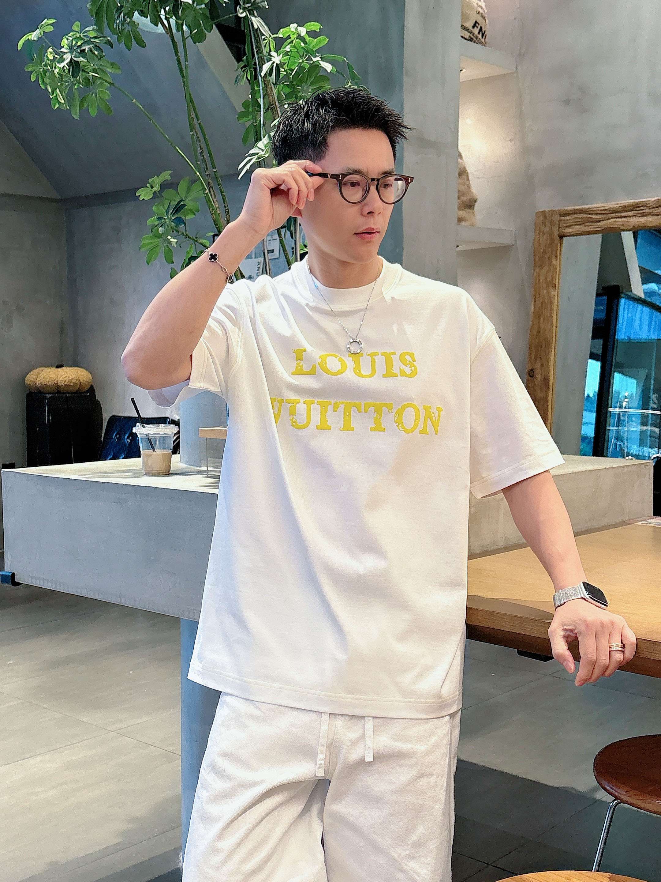 【 LV 2026春夏 · 高阶定制T恤】🔹 核心面料：秘鲁进口匹马棉 × 顶级丝光工艺🔹 核心体感：蚕