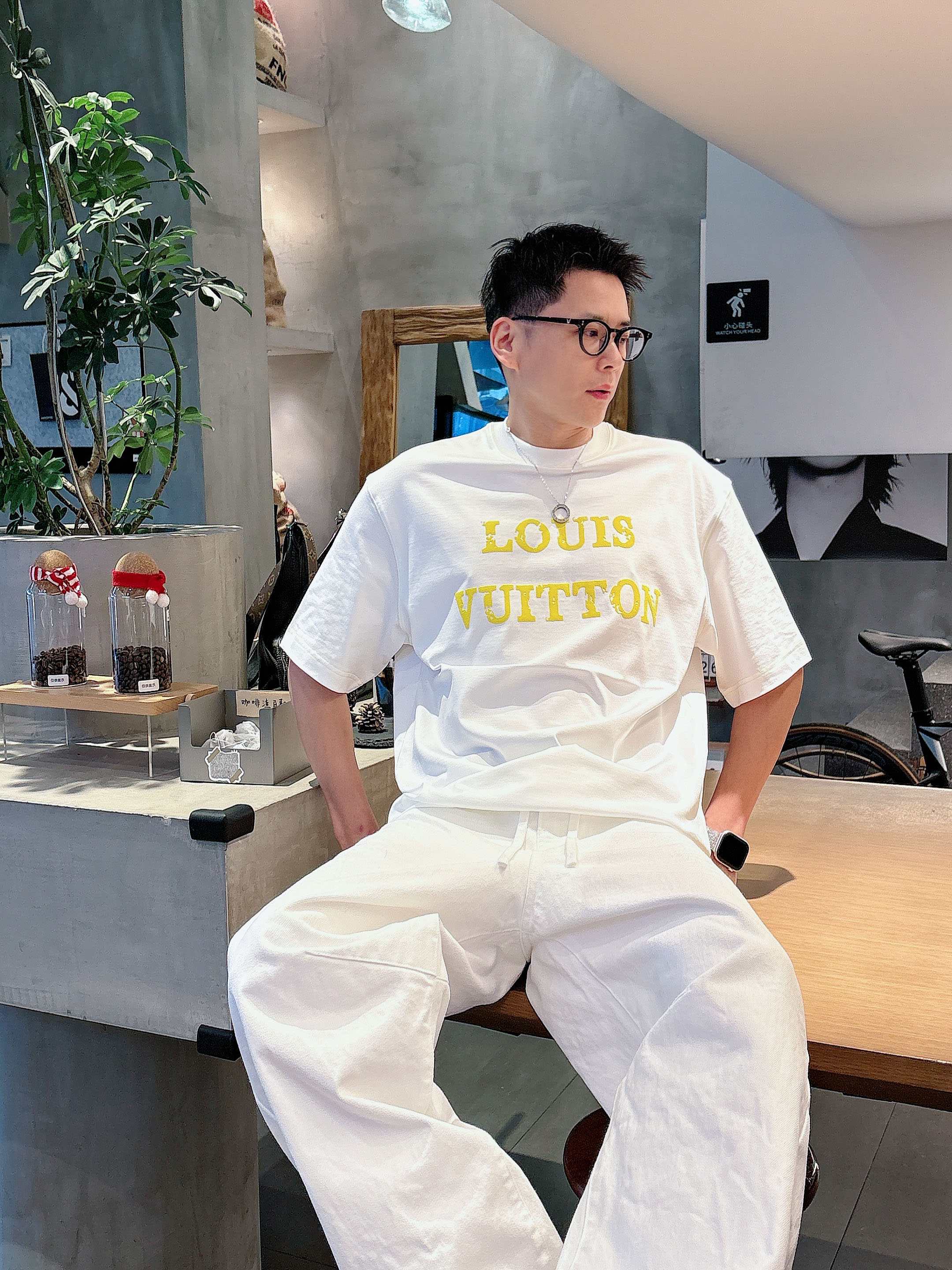 【 LV 2026春夏 · 高阶定制T恤】🔹 核心面料：秘鲁进口匹马棉 × 顶级丝光工艺🔹 核心体感：蚕