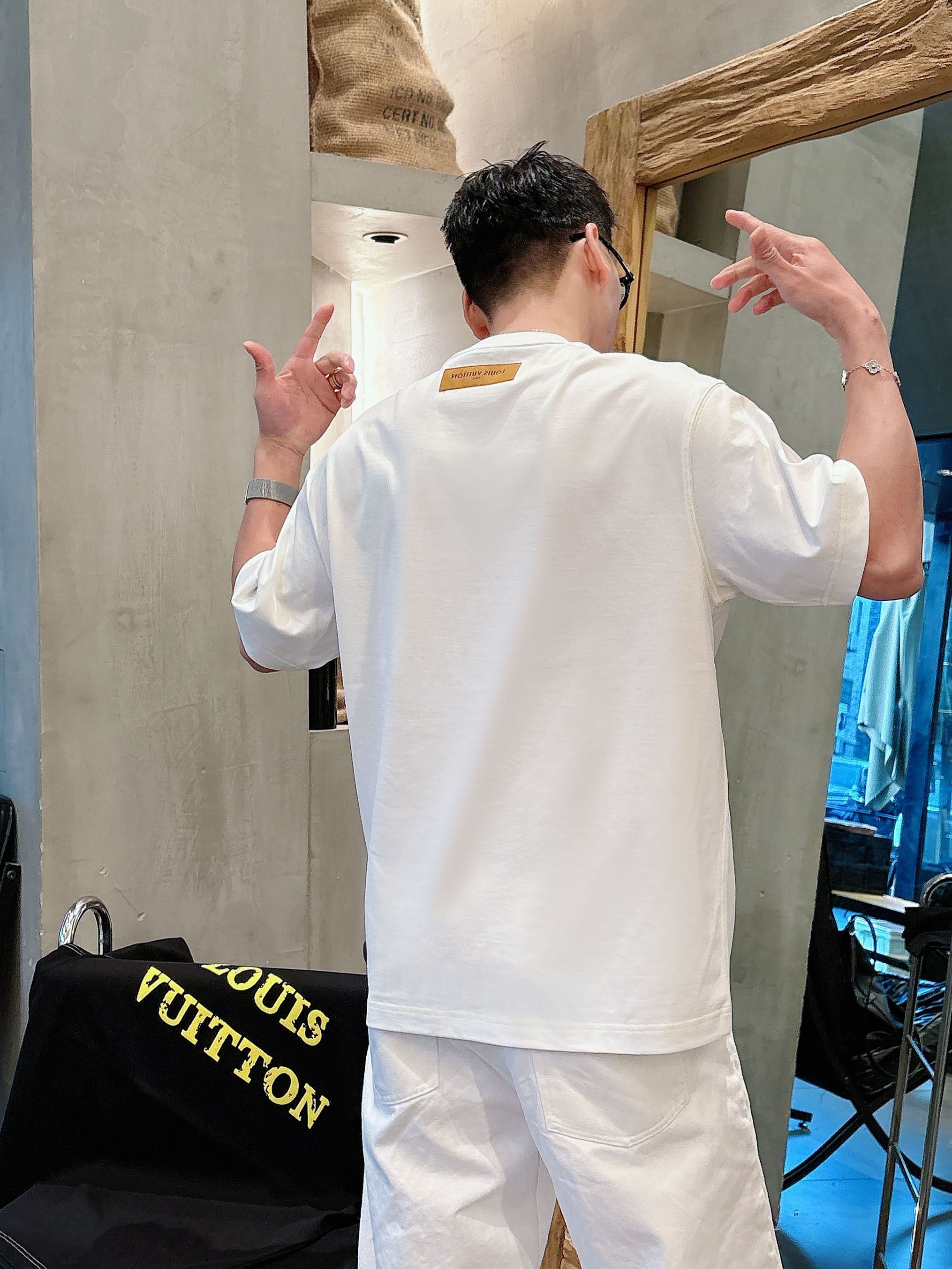 【 LV 2026春夏 · 高阶定制T恤】🔹 核心面料：秘鲁进口匹马棉 × 顶级丝光工艺🔹 核心体感：蚕