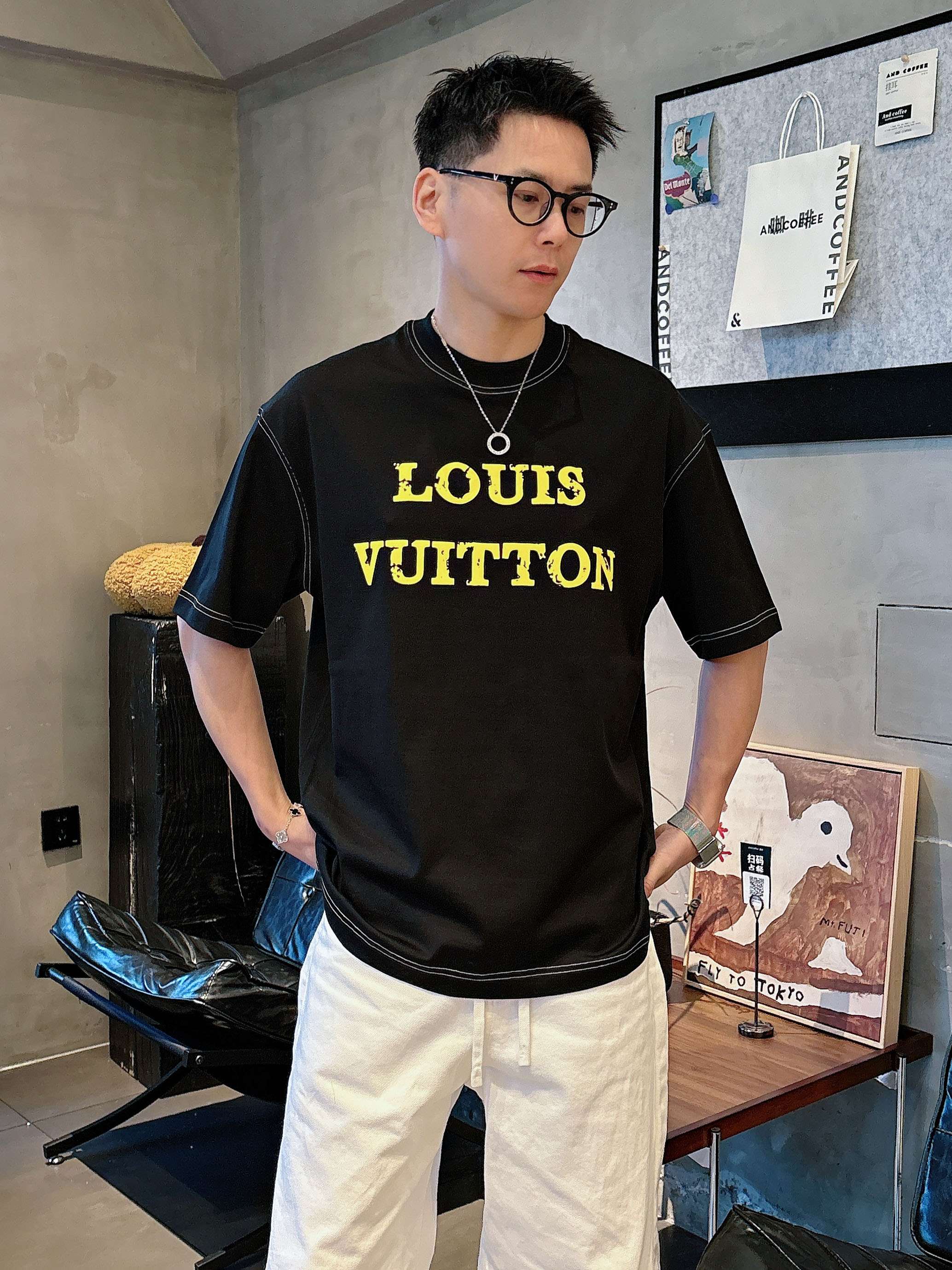 【 LV 2026春夏 · 高阶定制T恤】🔹 核心面料：秘鲁进口匹马棉 × 顶级丝光工艺🔹 核心体感：蚕