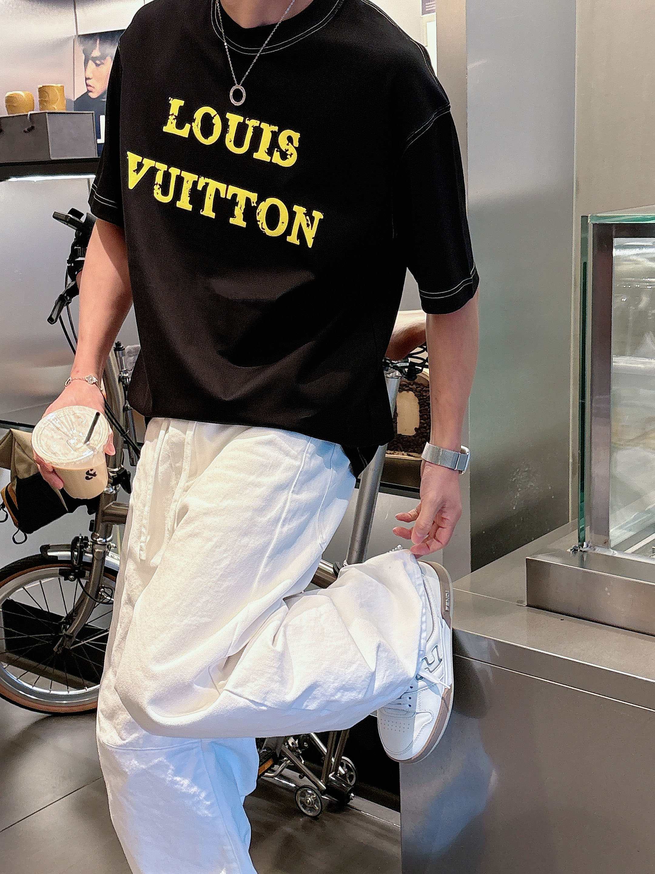 【 LV 2026春夏 · 高阶定制T恤】🔹 核心面料：秘鲁进口匹马棉 × 顶级丝光工艺🔹 核心体感：蚕