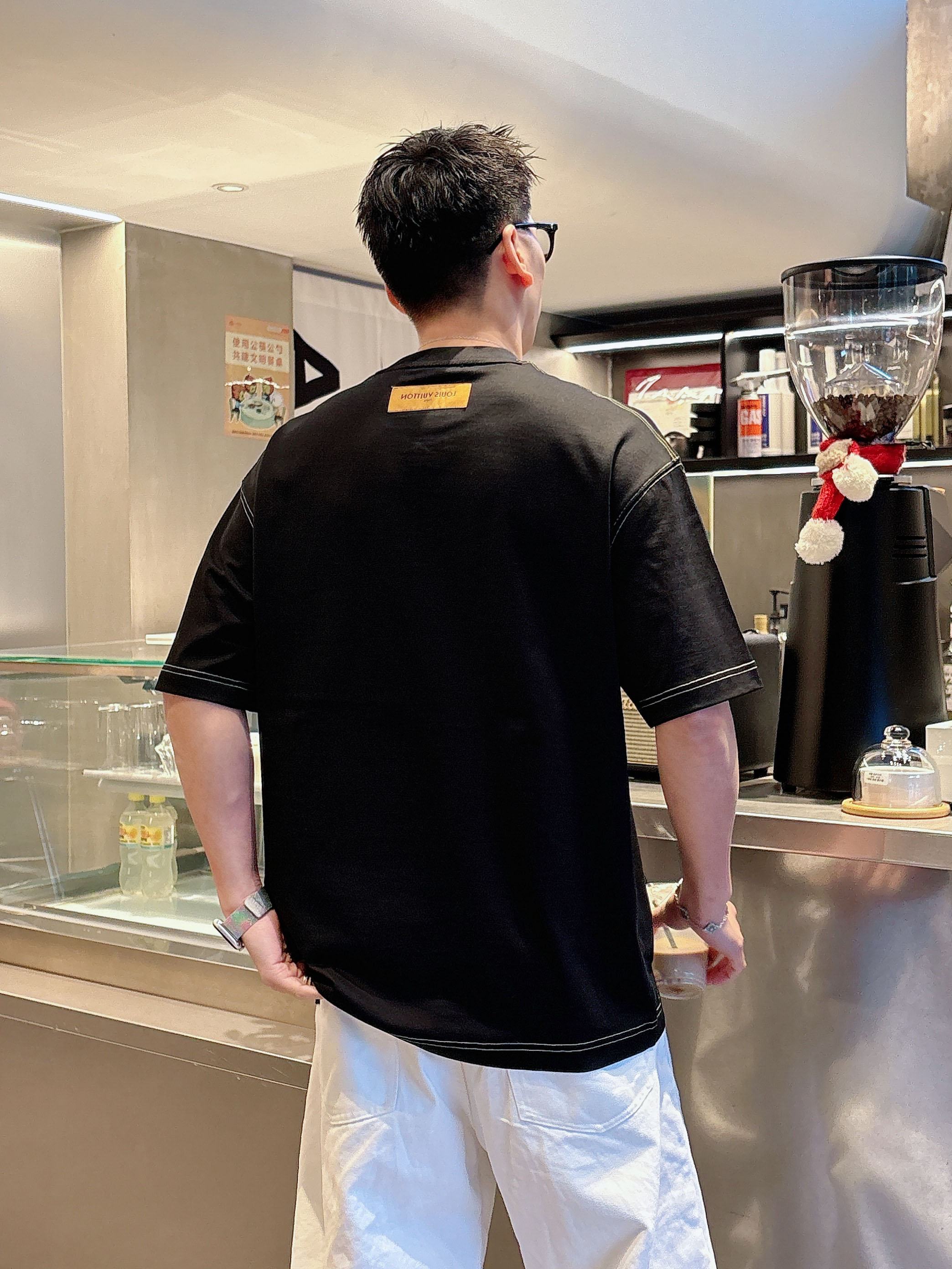 【 LV 2026春夏 · 高阶定制T恤】🔹 核心面料：秘鲁进口匹马棉 × 顶级丝光工艺🔹 核心体感：蚕