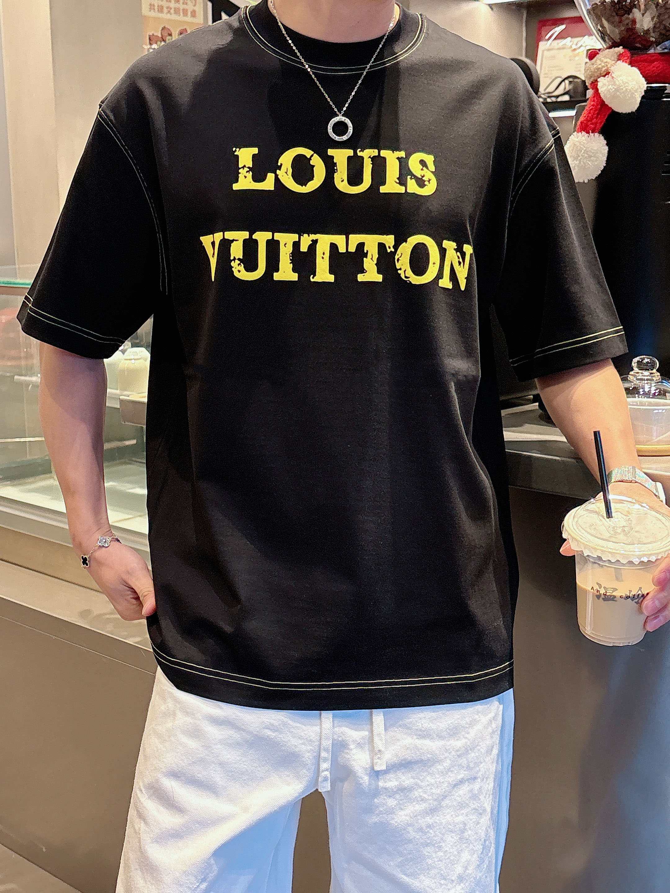 【 LV 2026春夏 · 高阶定制T恤】🔹 核心面料：秘鲁进口匹马棉 × 顶级丝光工艺🔹 核心体感：蚕