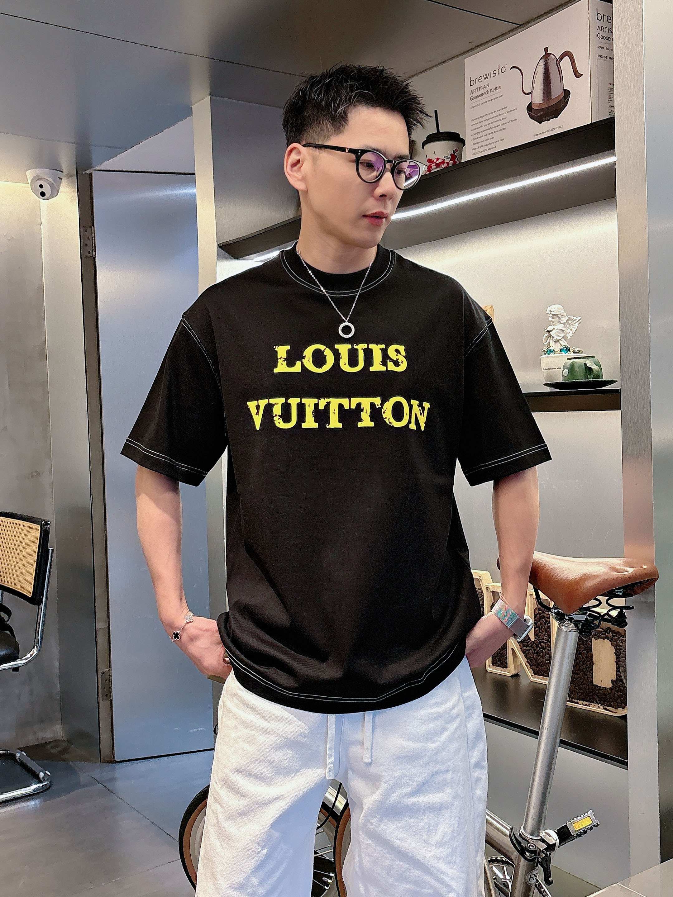 【 LV 2026春夏 · 高阶定制T恤】🔹 核心面料：秘鲁进口匹马棉 × 顶级丝光工艺🔹 核心体感：蚕