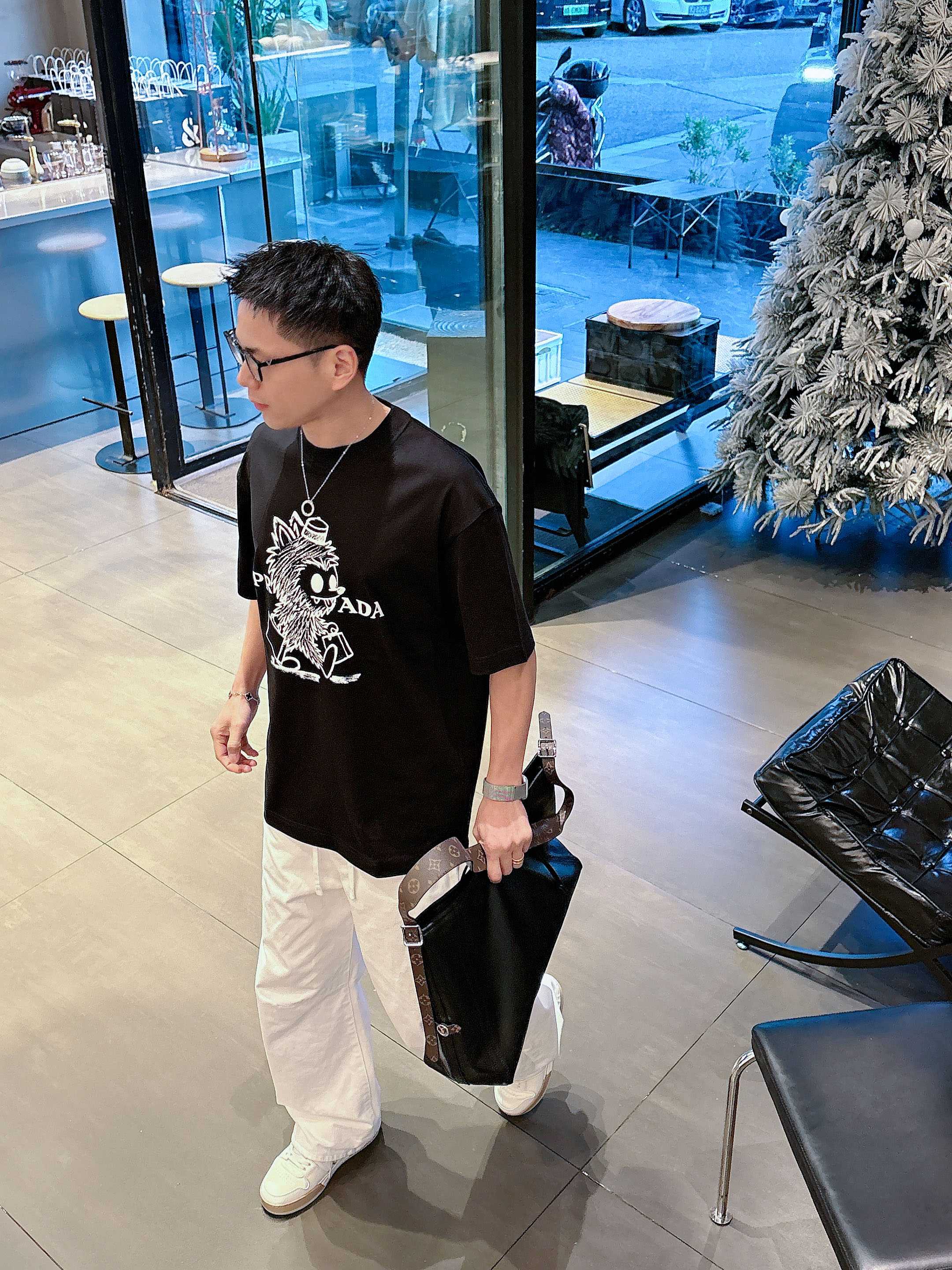 【 普拉达 2026春夏 · 高阶定制T恤】🔹 核心面料：秘鲁进口匹马棉 × 顶级丝光工艺🔹 核心体感：