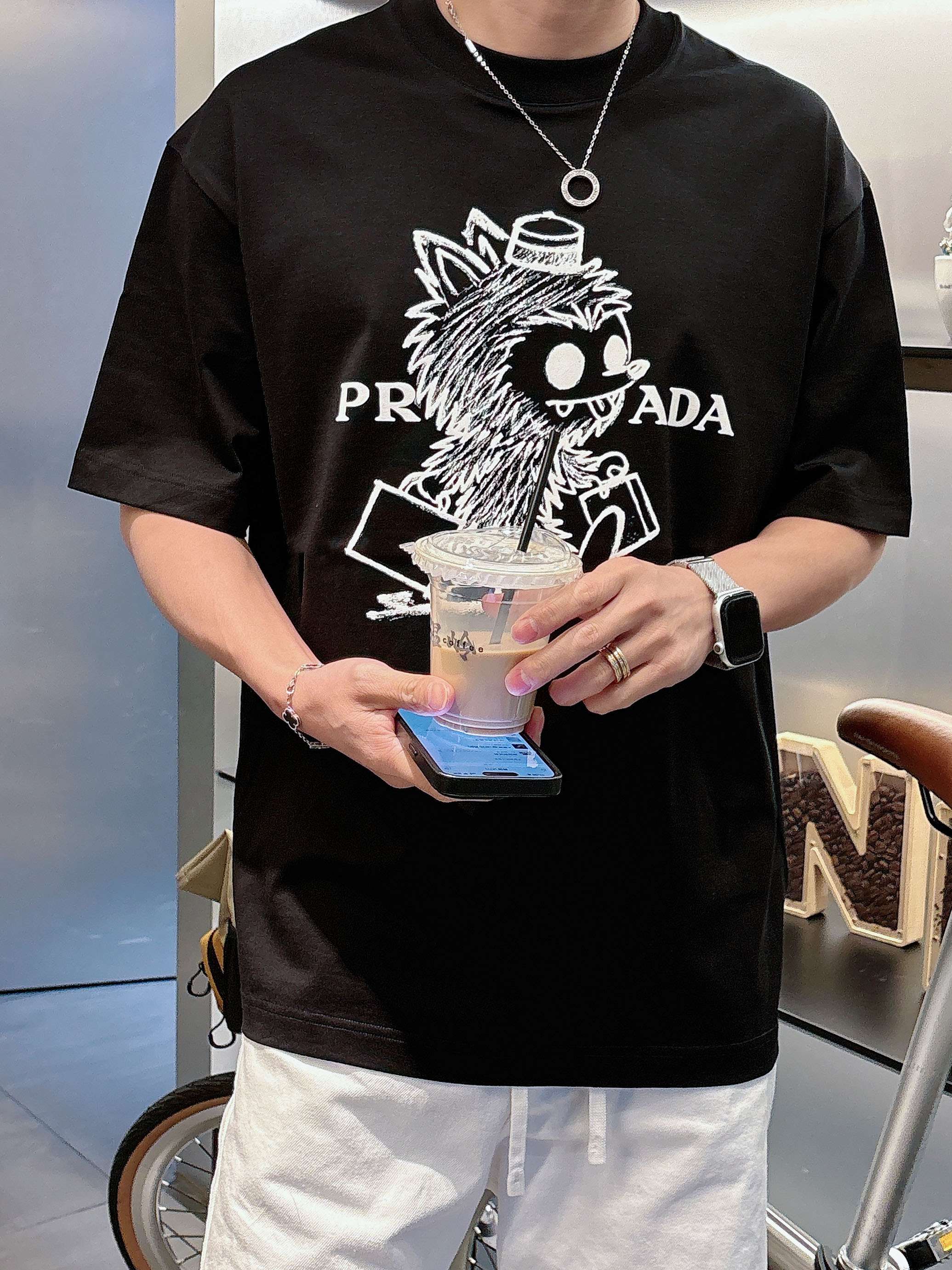 【 普拉达 2026春夏 · 高阶定制T恤】🔹 核心面料：秘鲁进口匹马棉 × 顶级丝光工艺🔹 核心体感：