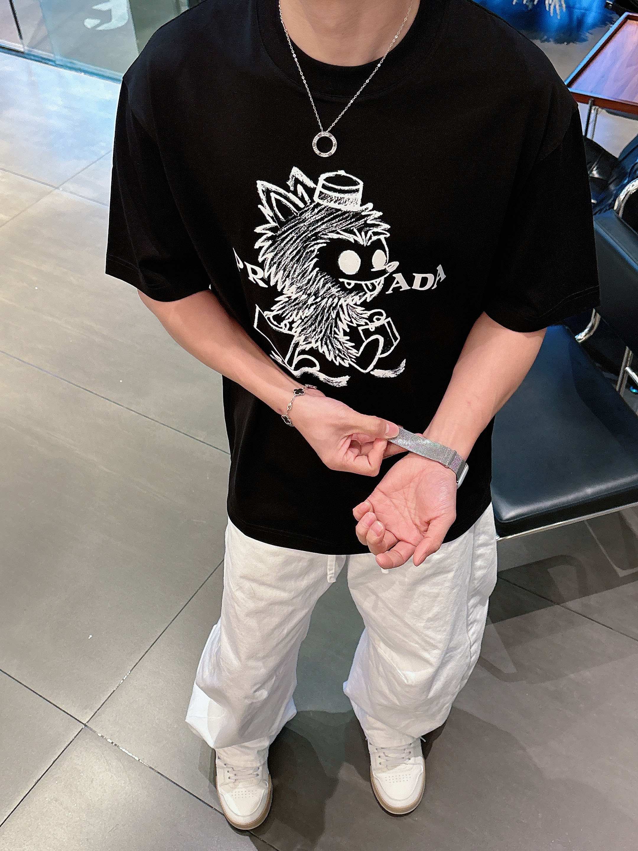 【 普拉达 2026春夏 · 高阶定制T恤】🔹 核心面料：秘鲁进口匹马棉 × 顶级丝光工艺🔹 核心体感：