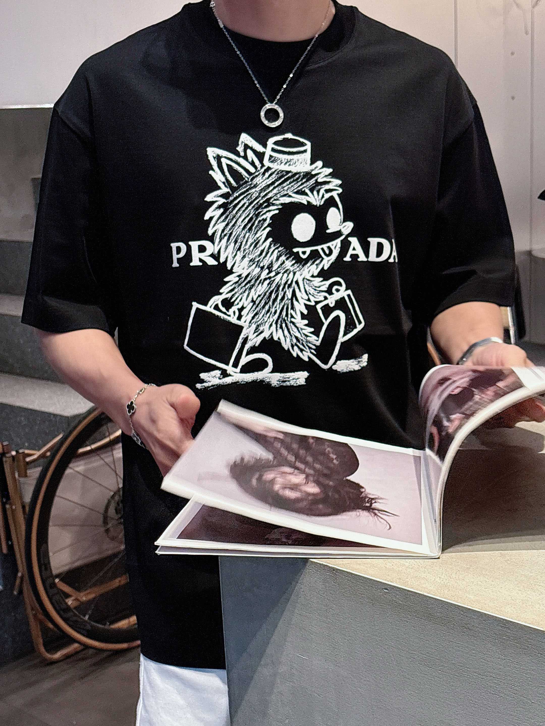 【 普拉达 2026春夏 · 高阶定制T恤】🔹 核心面料：秘鲁进口匹马棉 × 顶级丝光工艺🔹 核心体感：