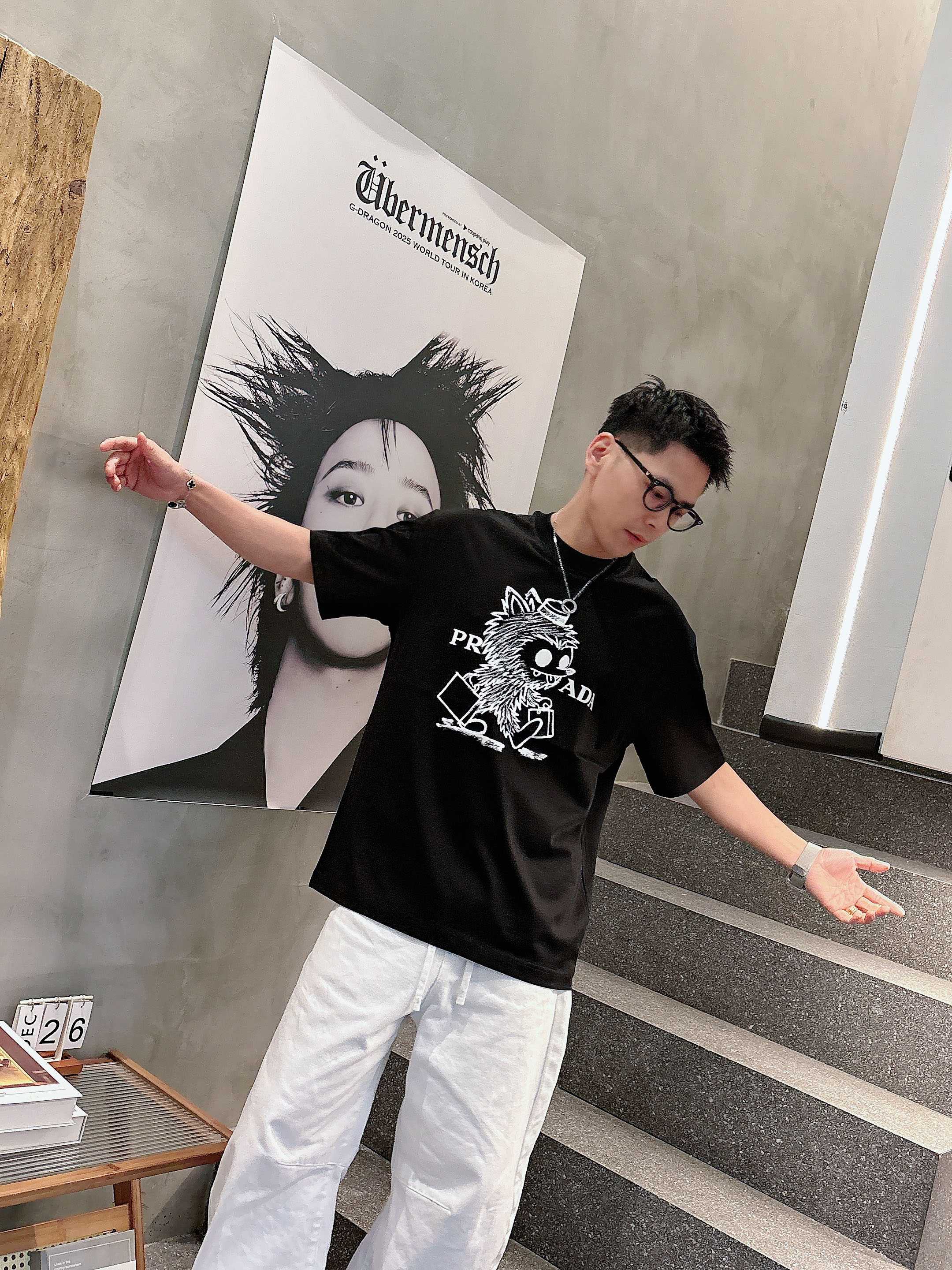 【 普拉达 2026春夏 · 高阶定制T恤】🔹 核心面料：秘鲁进口匹马棉 × 顶级丝光工艺🔹 核心体感：