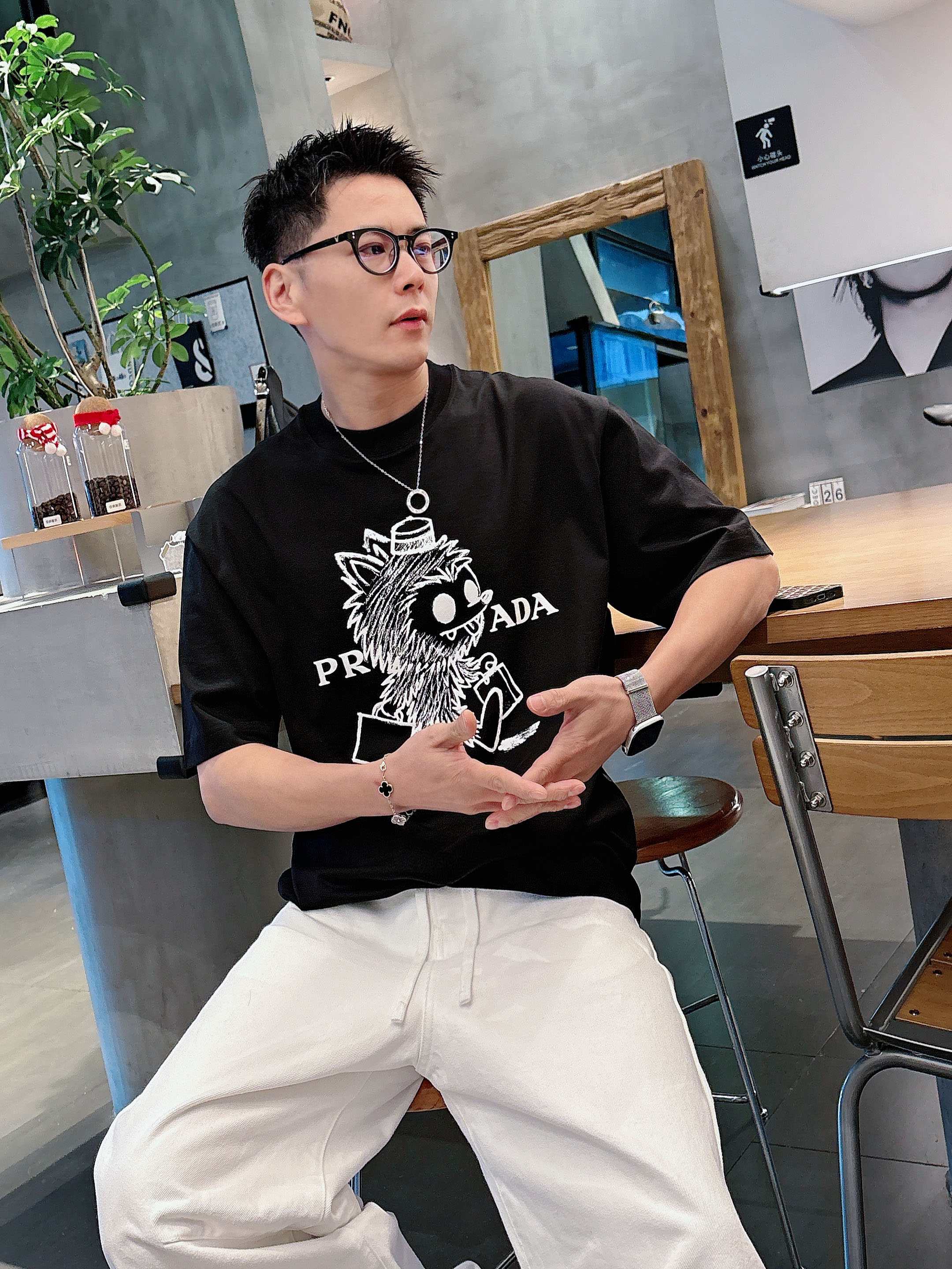 【 普拉达 2026春夏 · 高阶定制T恤】🔹 核心面料：秘鲁进口匹马棉 × 顶级丝光工艺🔹 核心体感：