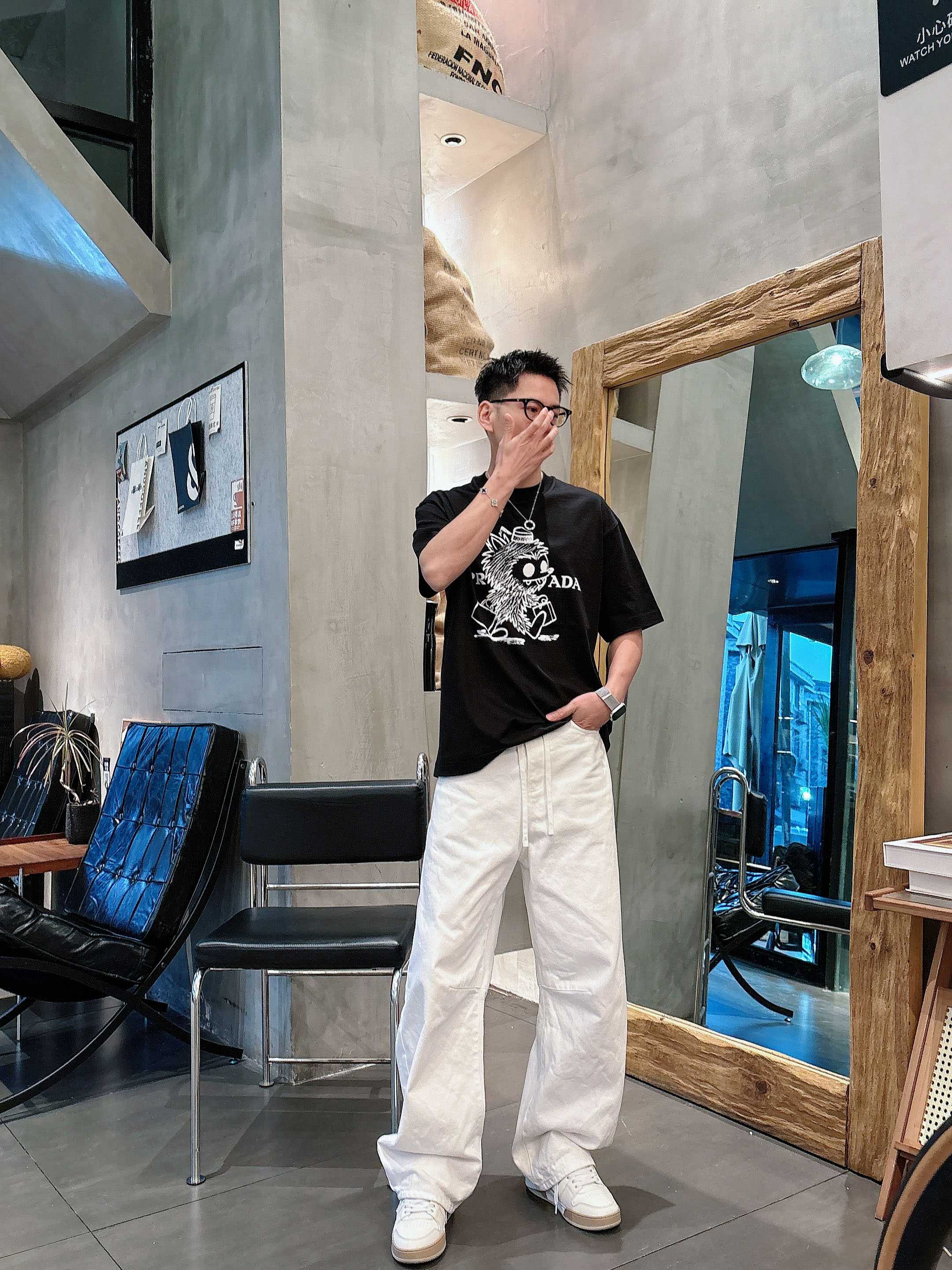 【 普拉达 2026春夏 · 高阶定制T恤】🔹 核心面料：秘鲁进口匹马棉 × 顶级丝光工艺🔹 核心体感：