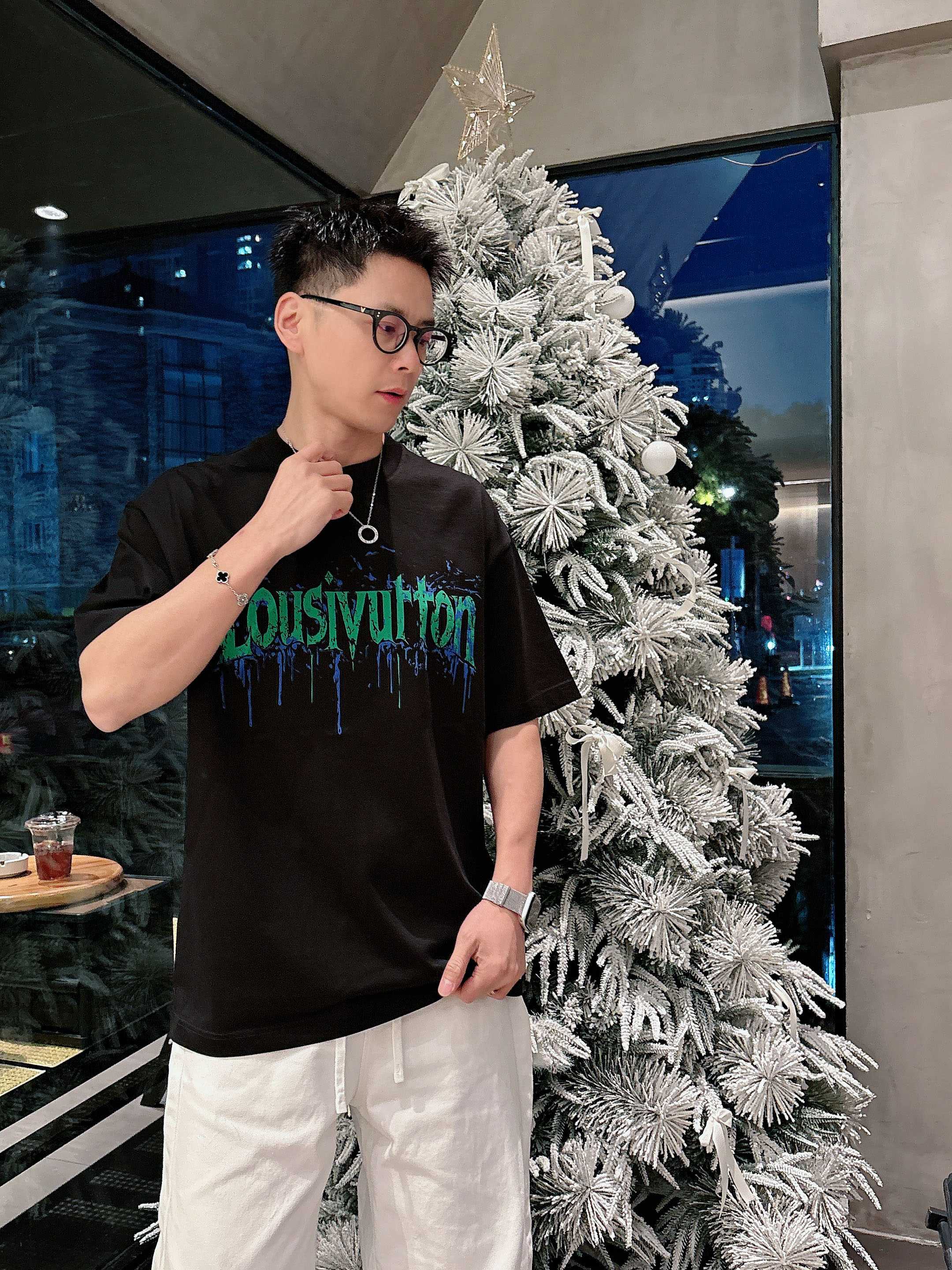 【 LV 2026春夏 · 高阶定制T恤】🔹 核心面料：秘鲁进口匹马棉 × 顶级丝光工艺🔹 核心体感：蚕