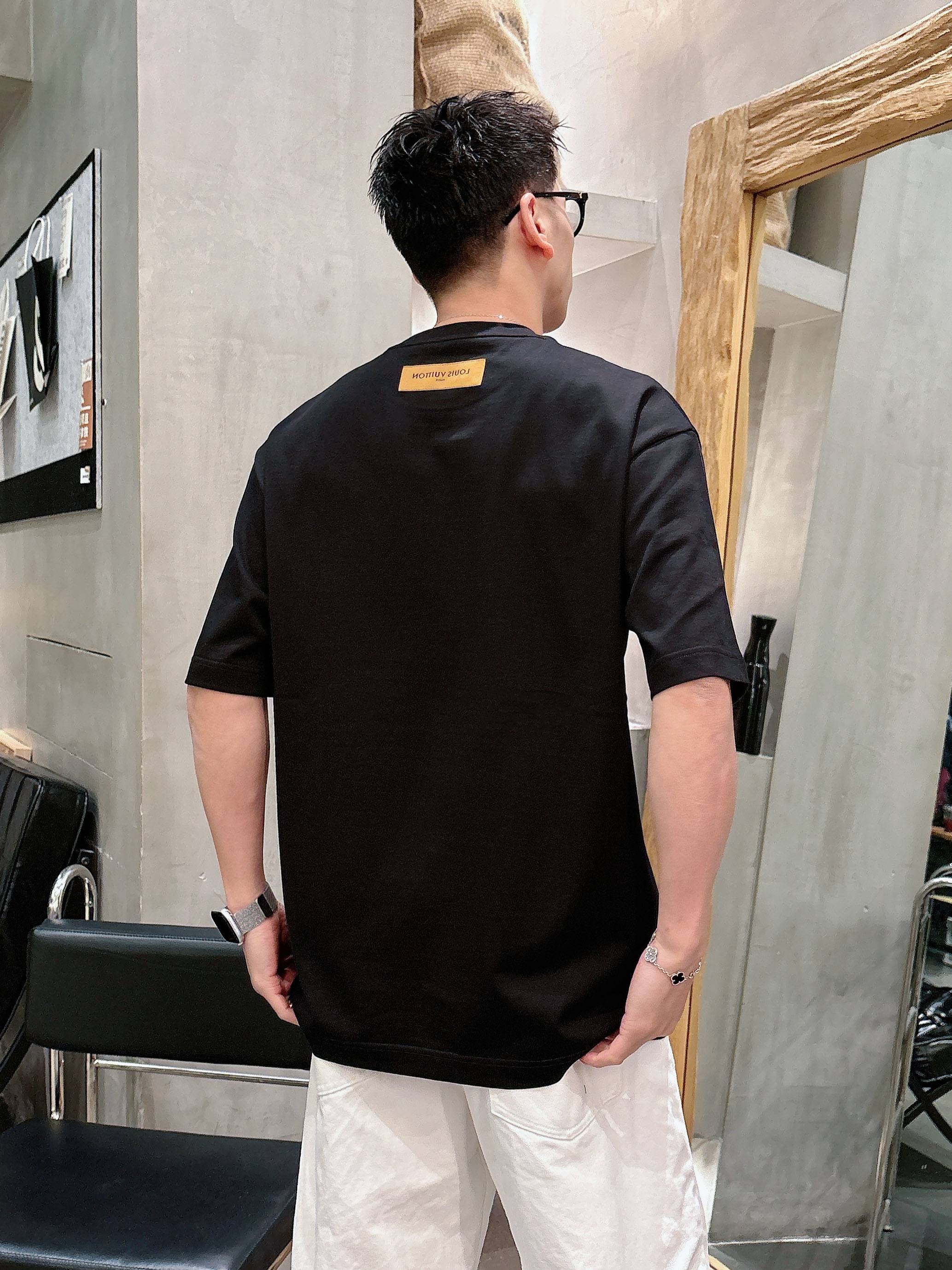 【 LV 2026春夏 · 高阶定制T恤】🔹 核心面料：秘鲁进口匹马棉 × 顶级丝光工艺🔹 核心体感：蚕