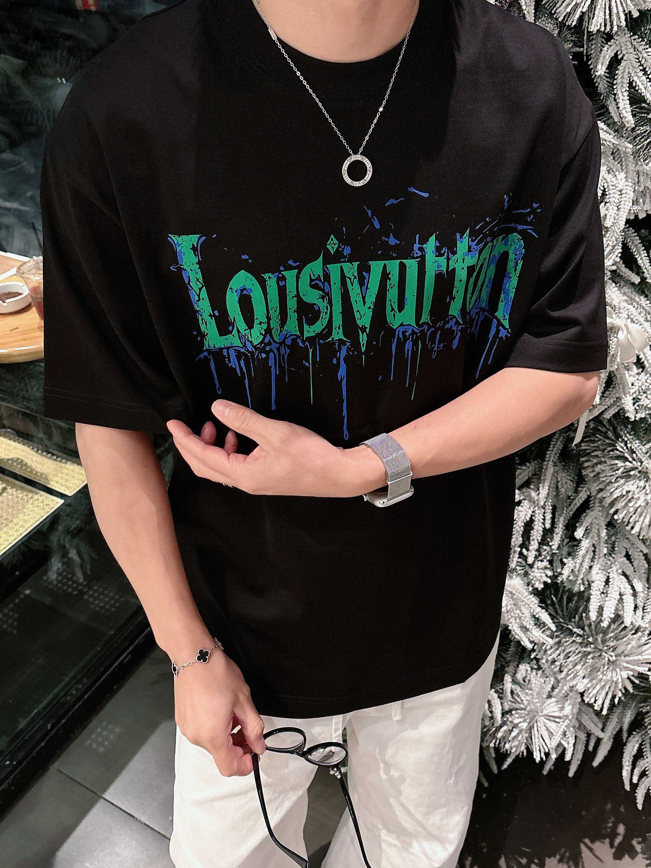 【 LV 2026春夏 · 高阶定制T恤】🔹 核心面料：秘鲁进口匹马棉 × 顶级丝光工艺🔹 核心体感：蚕