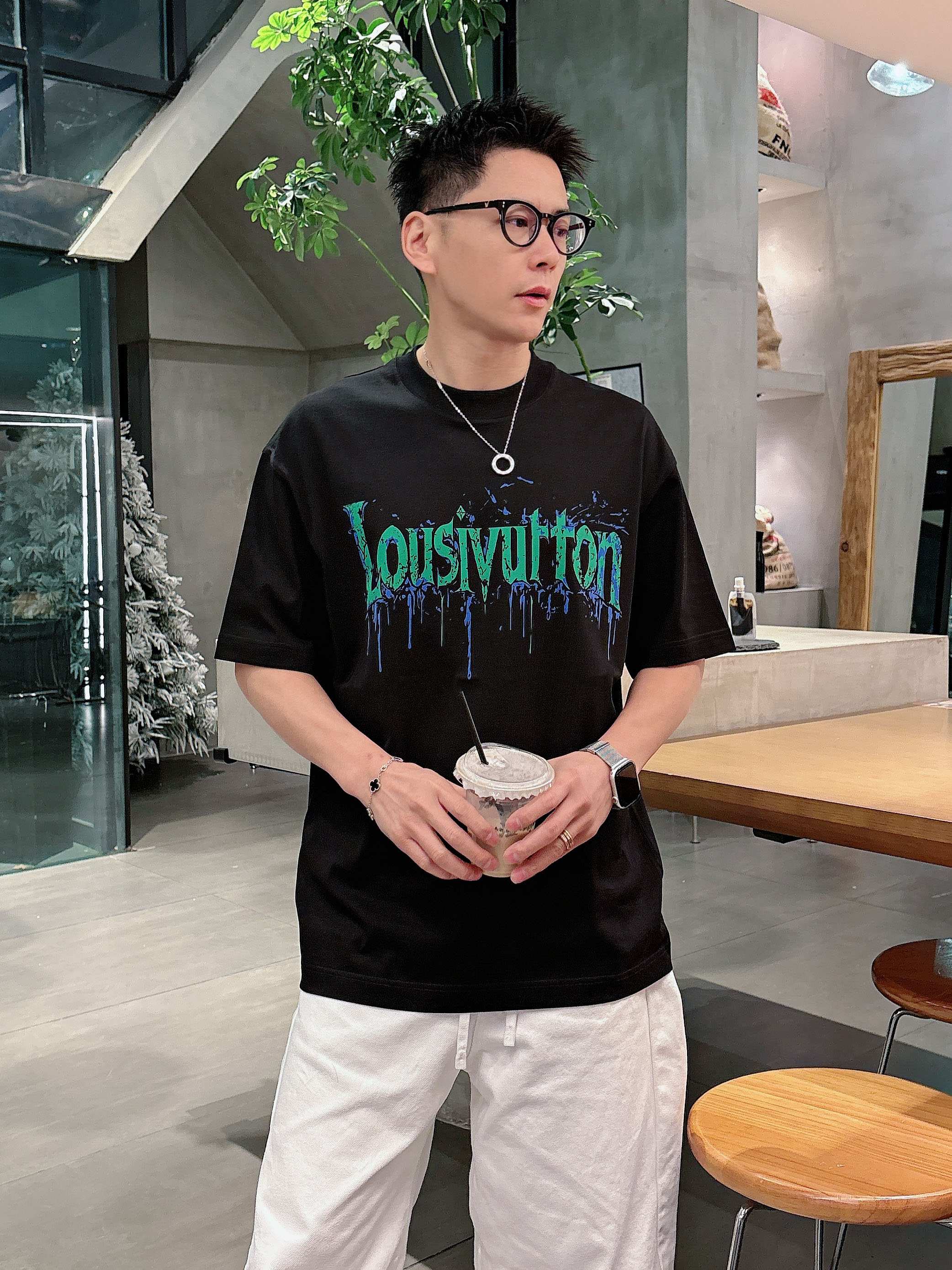 【 LV 2026春夏 · 高阶定制T恤】🔹 核心面料：秘鲁进口匹马棉 × 顶级丝光工艺🔹 核心体感：蚕