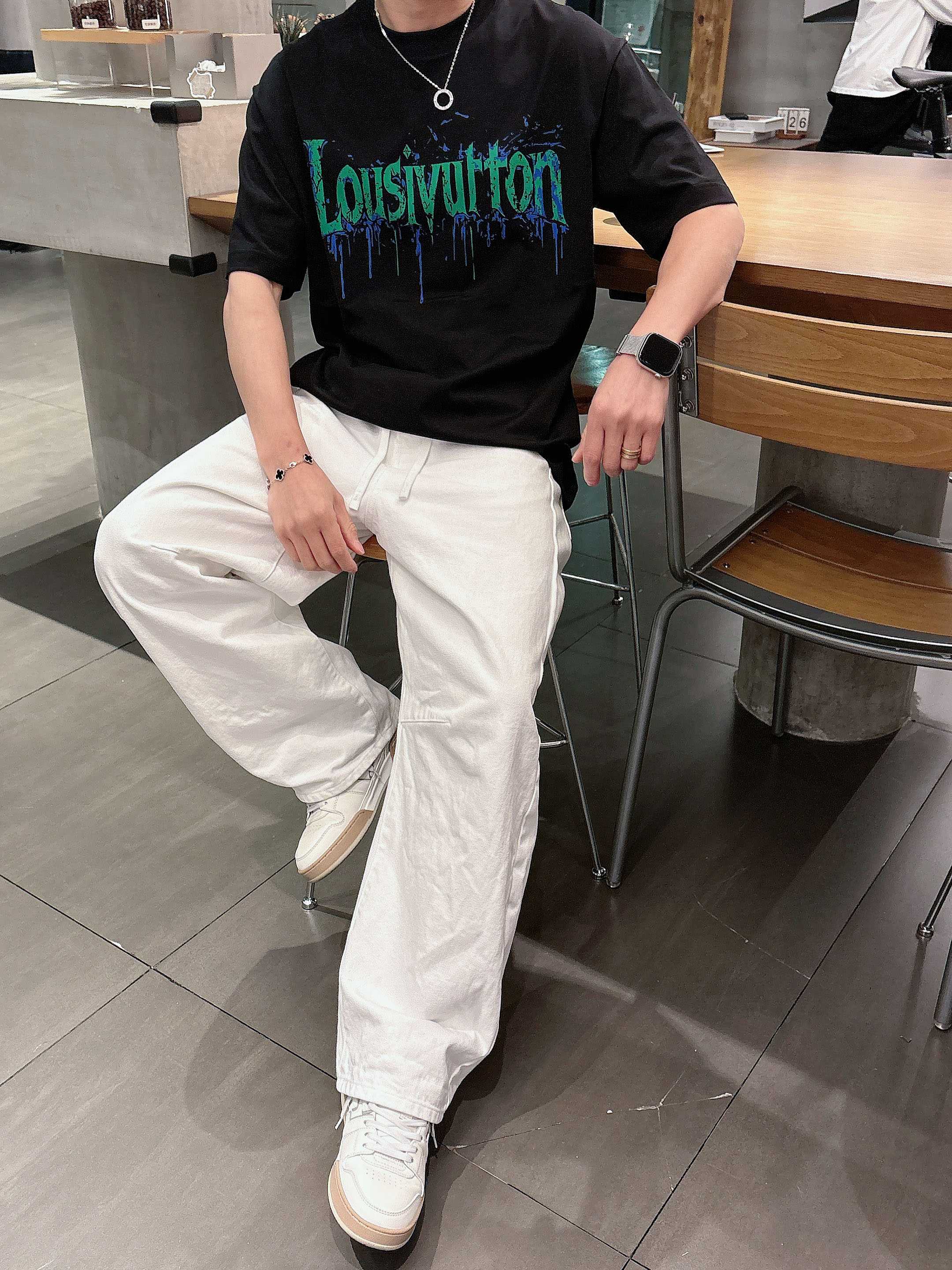 【 LV 2026春夏 · 高阶定制T恤】🔹 核心面料：秘鲁进口匹马棉 × 顶级丝光工艺🔹 核心体感：蚕