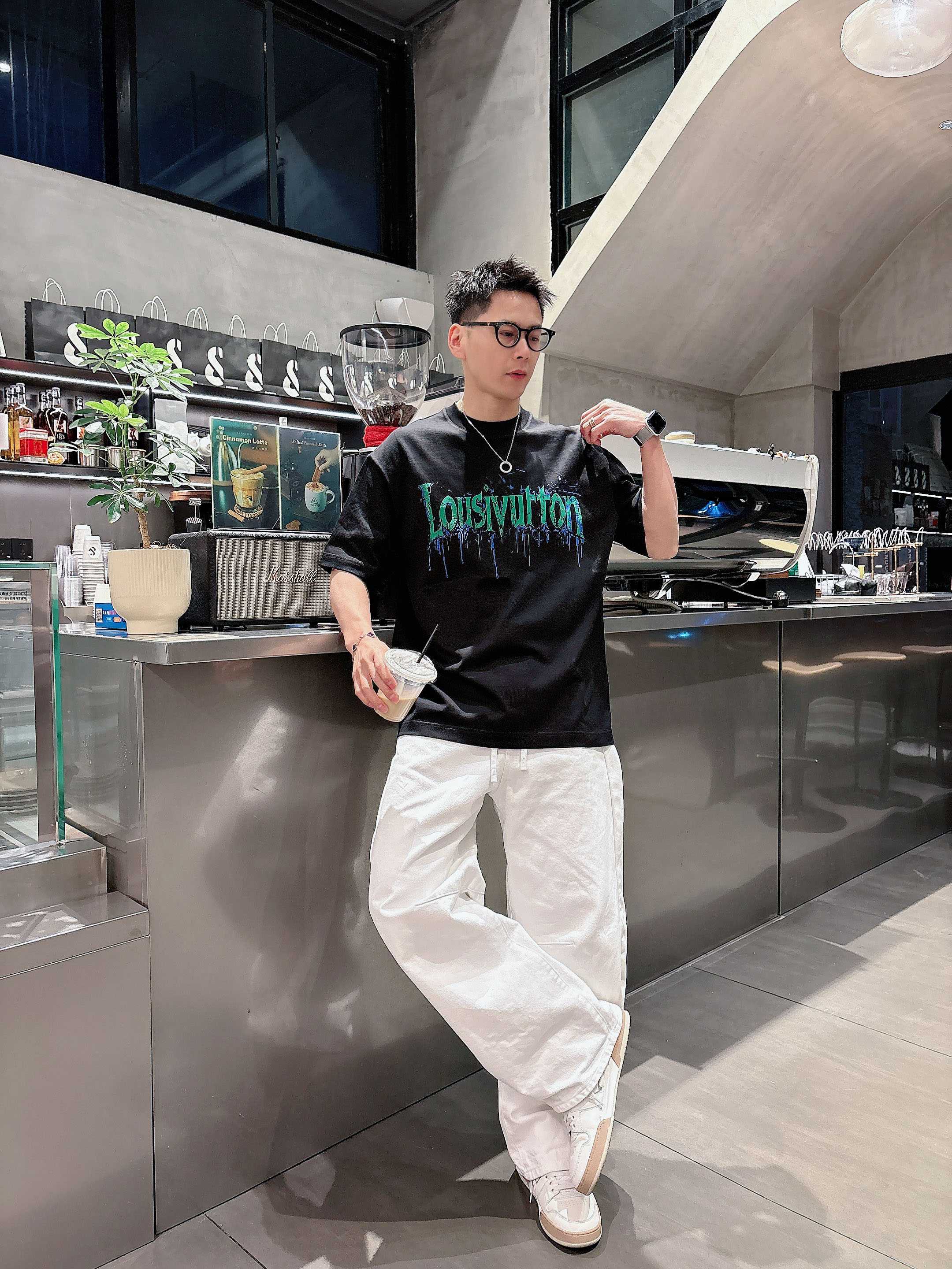 【 LV 2026春夏 · 高阶定制T恤】🔹 核心面料：秘鲁进口匹马棉 × 顶级丝光工艺🔹 核心体感：蚕