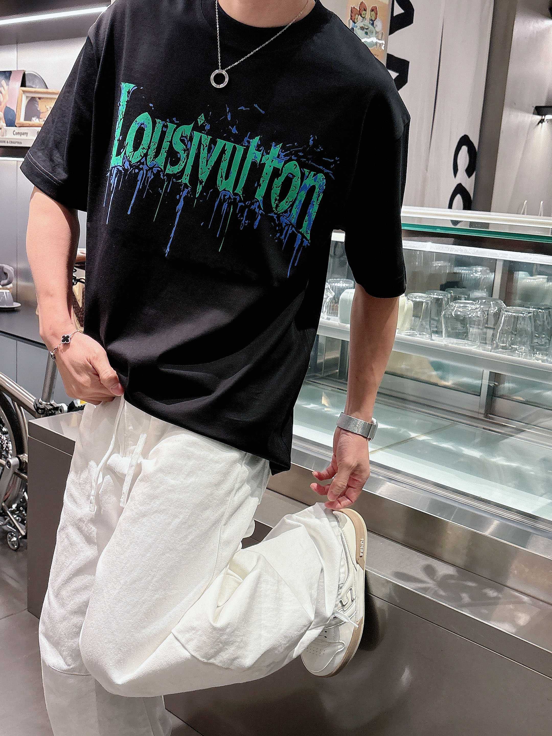 【 LV 2026春夏 · 高阶定制T恤】🔹 核心面料：秘鲁进口匹马棉 × 顶级丝光工艺🔹 核心体感：蚕