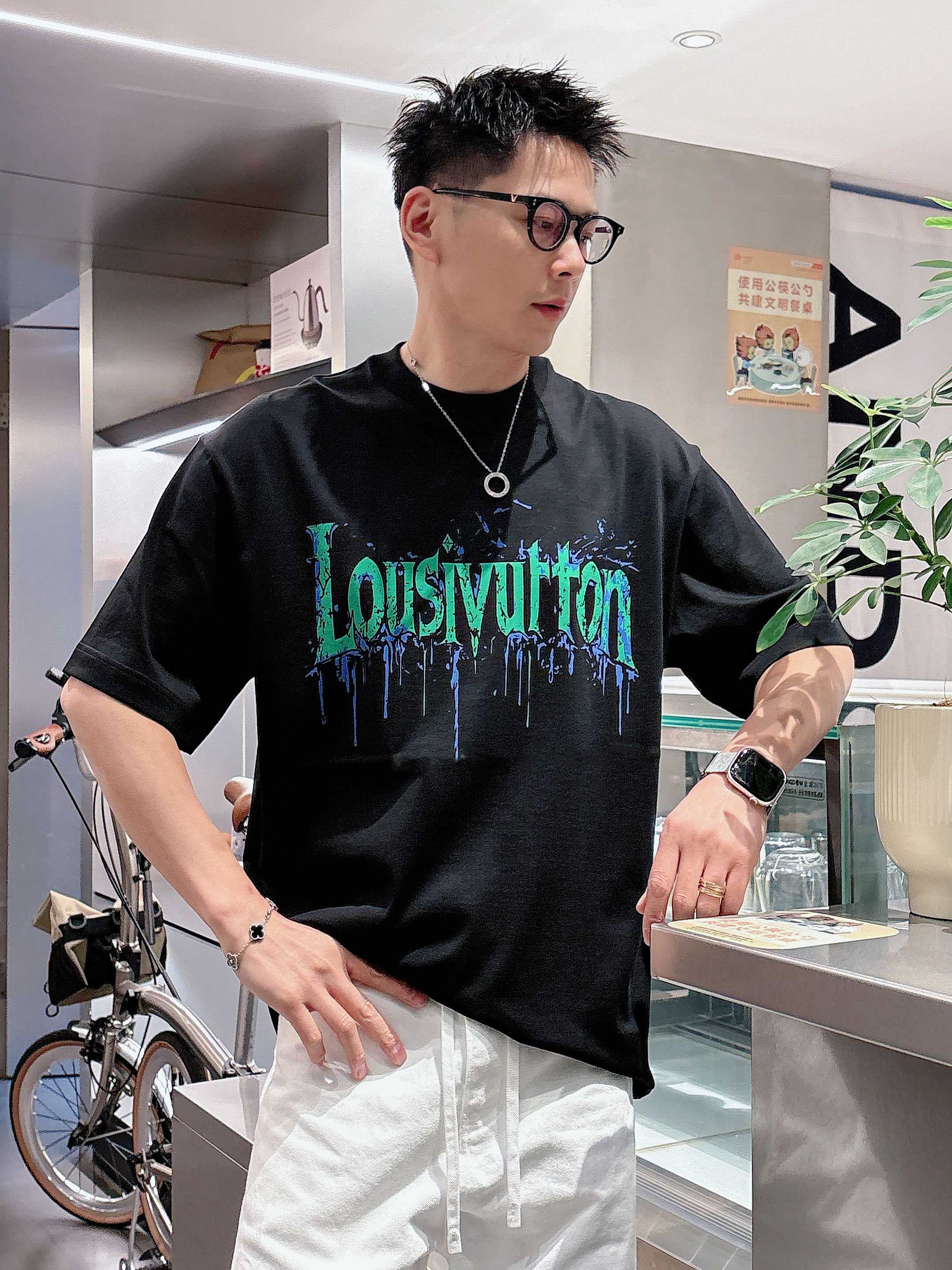 【 LV 2026春夏 · 高阶定制T恤】🔹 核心面料：秘鲁进口匹马棉 × 顶级丝光工艺🔹 核心体感：蚕