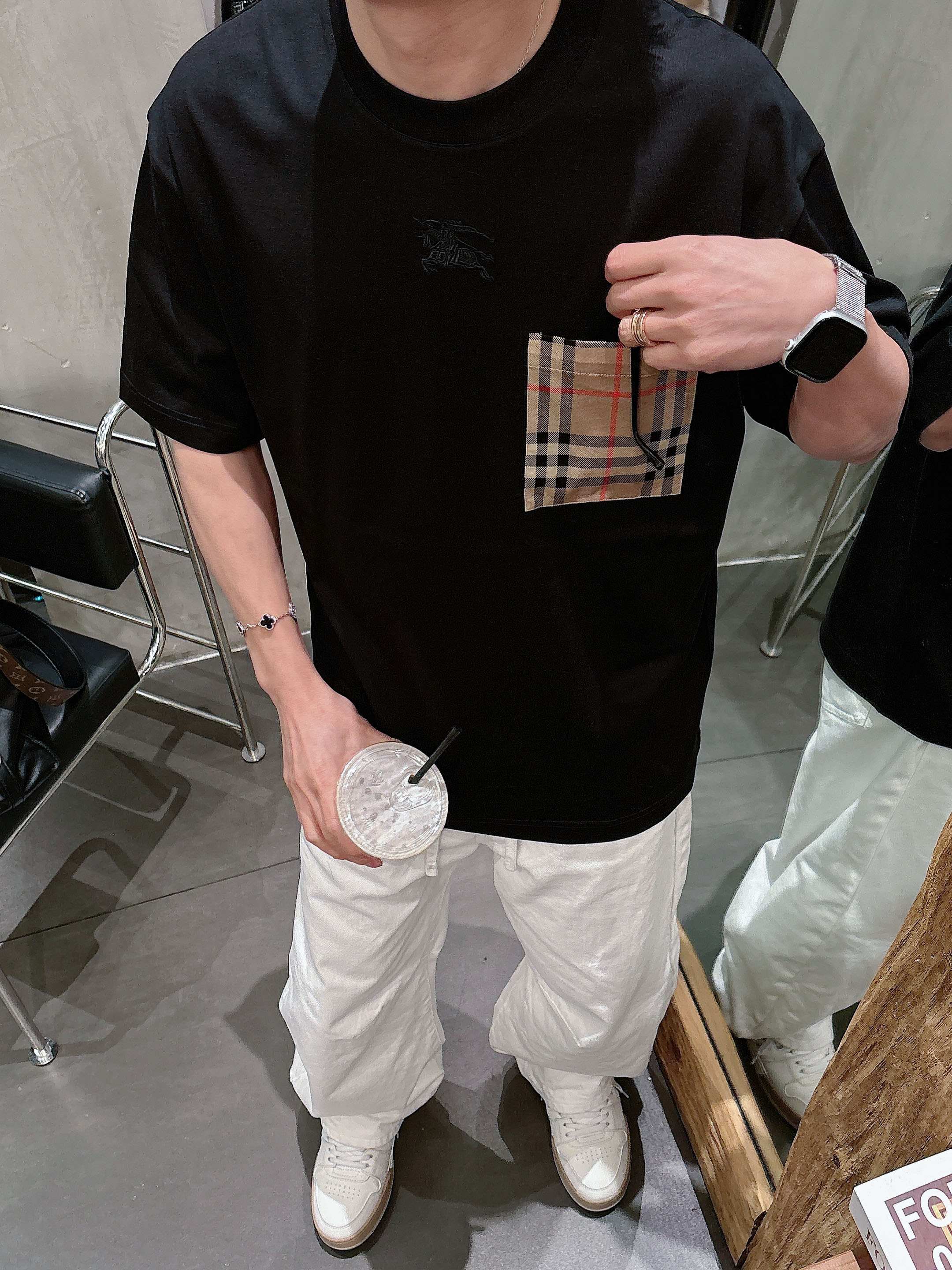 【 巴宝莉 2026春夏 · 高阶定制T恤】🔹 核心面料：秘鲁进口匹马棉 × 顶级丝光工艺🔹 核心体感：