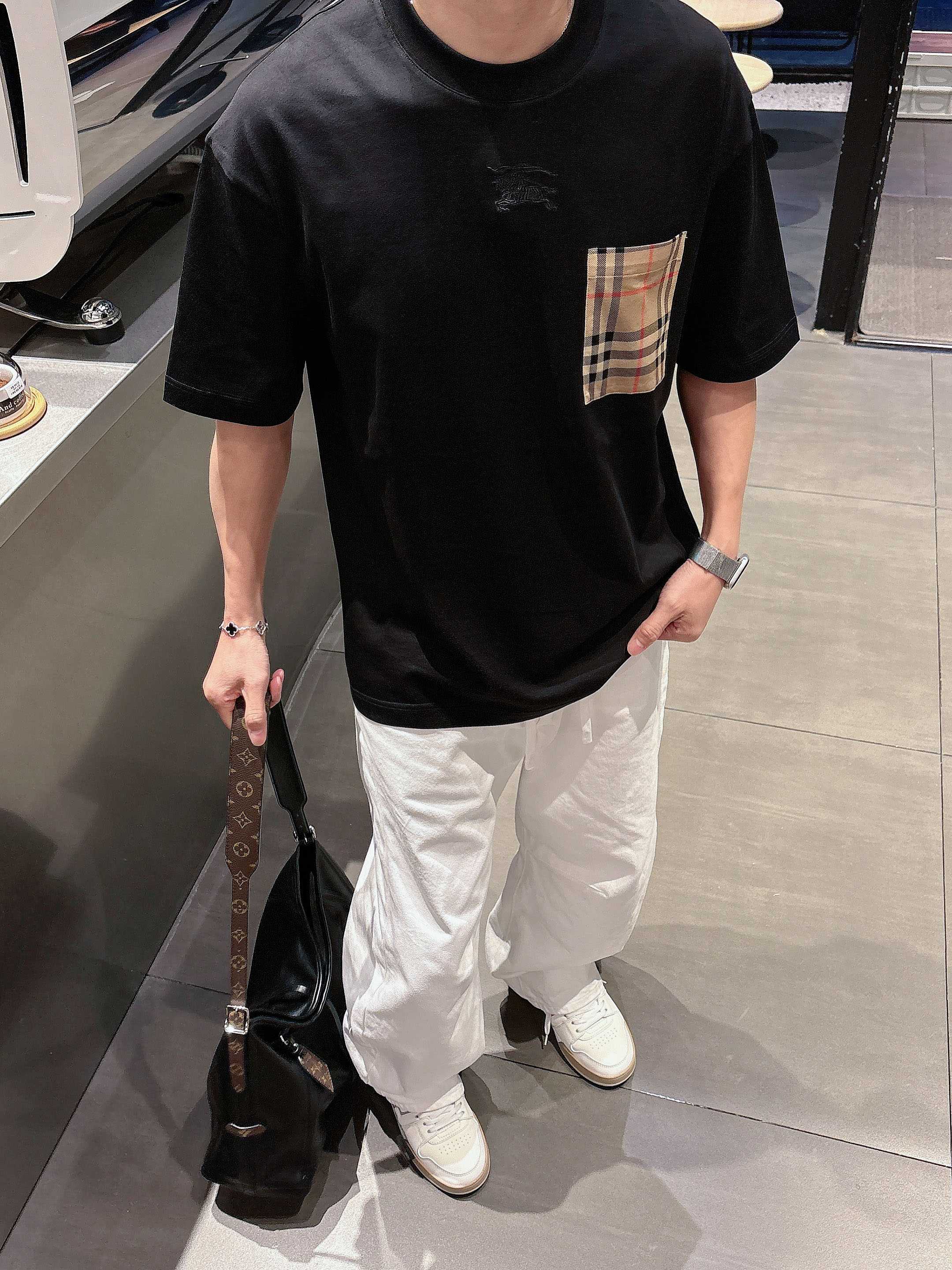 【 巴宝莉 2026春夏 · 高阶定制T恤】🔹 核心面料：秘鲁进口匹马棉 × 顶级丝光工艺🔹 核心体感：