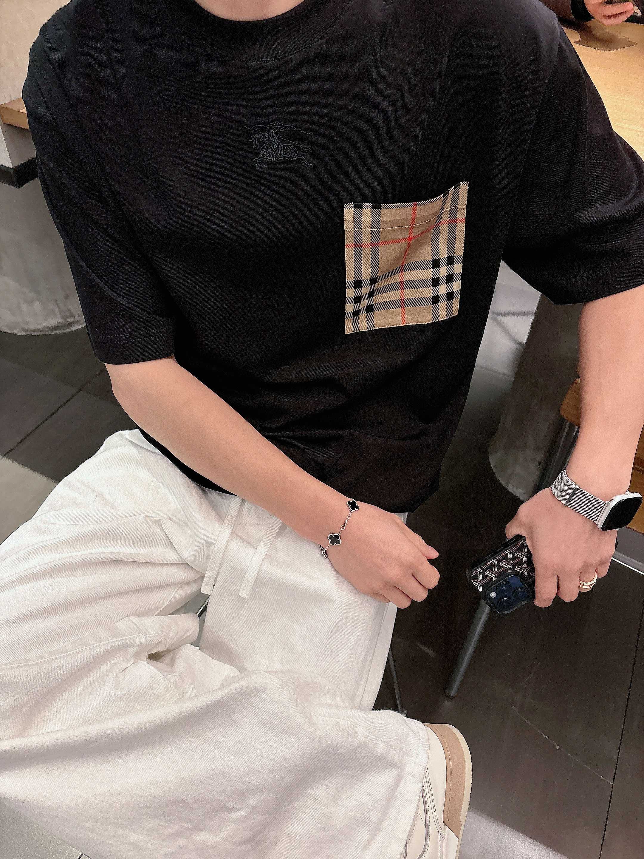 【 巴宝莉 2026春夏 · 高阶定制T恤】🔹 核心面料：秘鲁进口匹马棉 × 顶级丝光工艺🔹 核心体感：