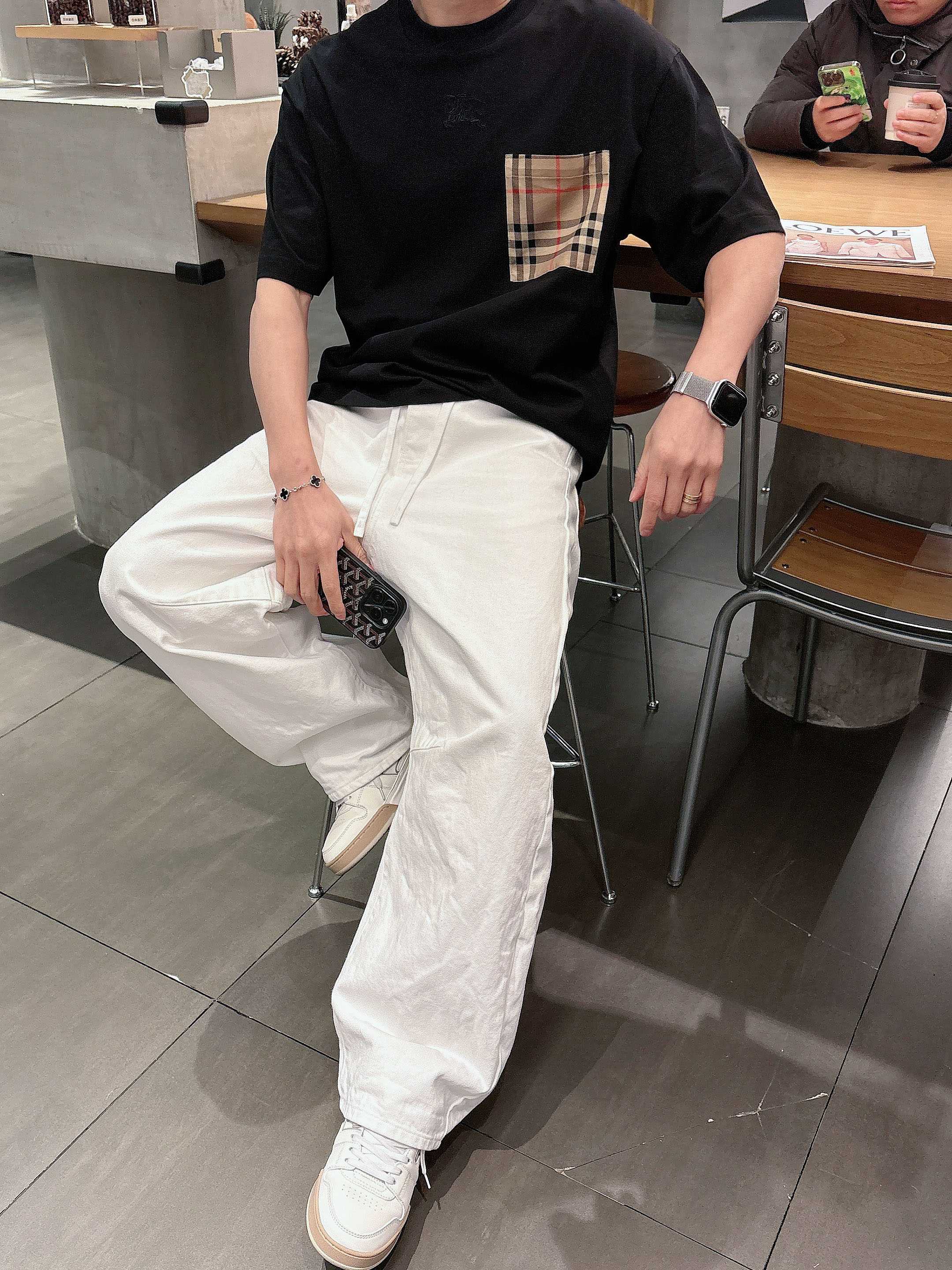 【 巴宝莉 2026春夏 · 高阶定制T恤】🔹 核心面料：秘鲁进口匹马棉 × 顶级丝光工艺🔹 核心体感：