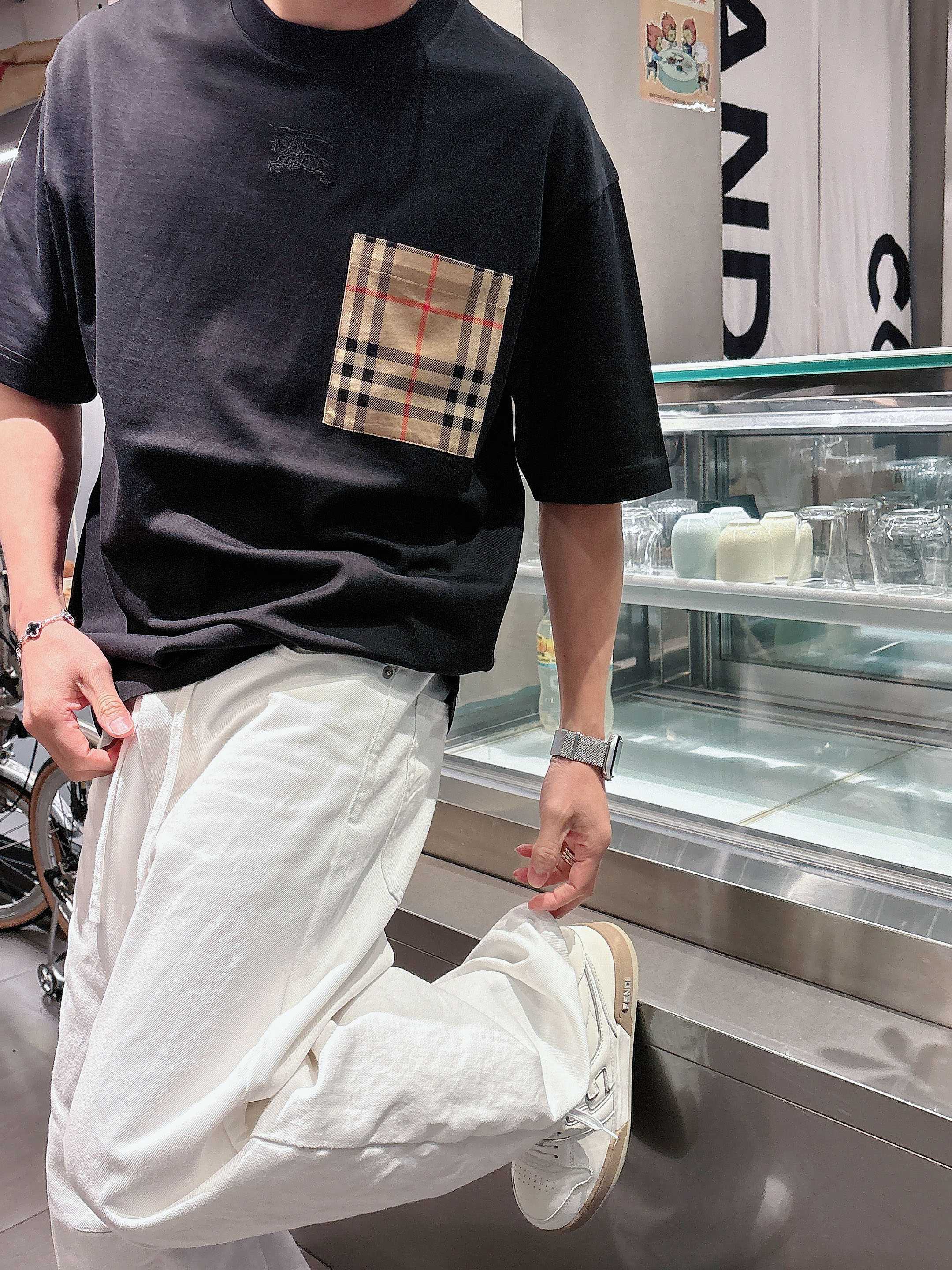 【 巴宝莉 2026春夏 · 高阶定制T恤】🔹 核心面料：秘鲁进口匹马棉 × 顶级丝光工艺🔹 核心体感：