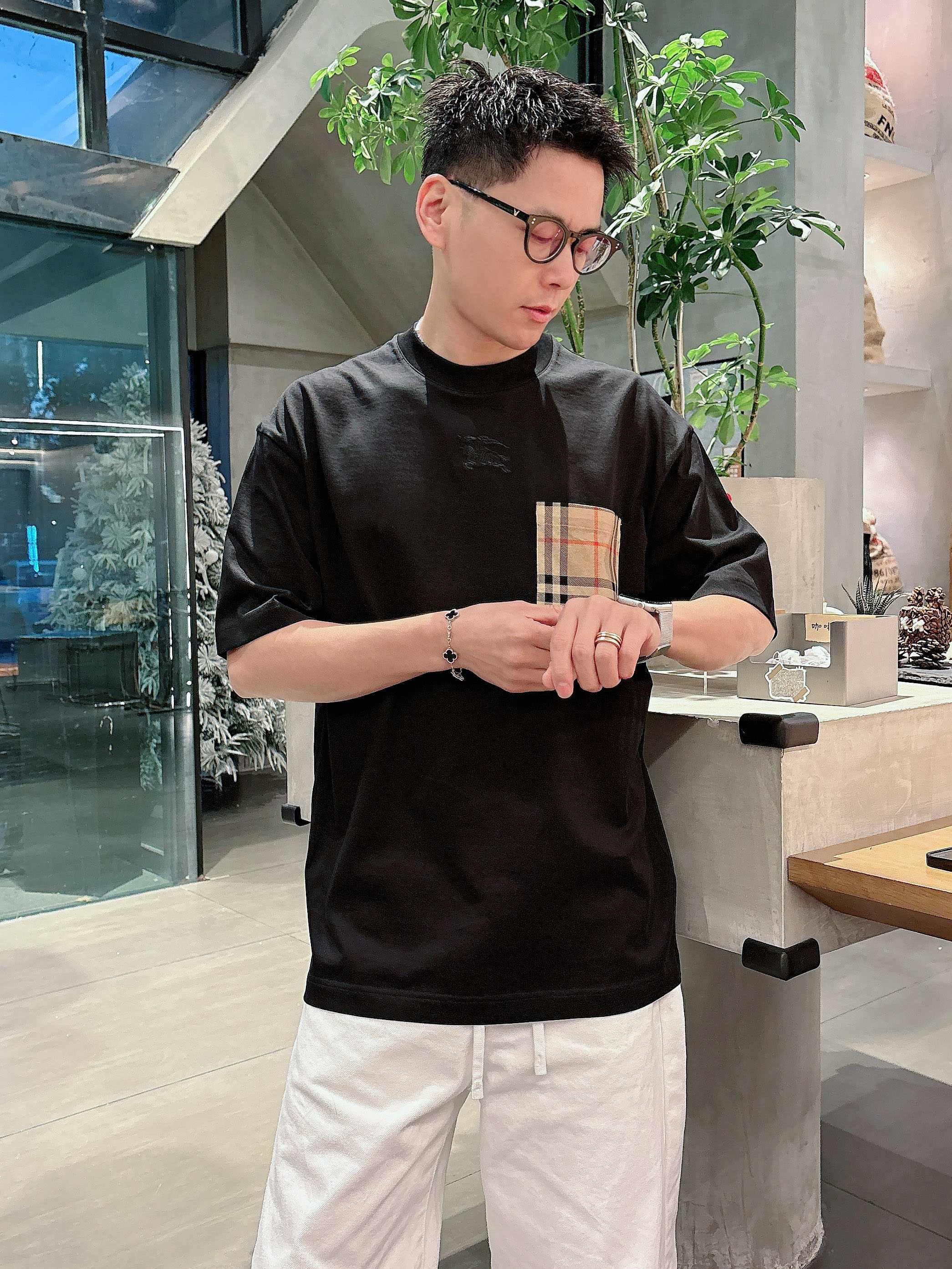 【 巴宝莉 2026春夏 · 高阶定制T恤】🔹 核心面料：秘鲁进口匹马棉 × 顶级丝光工艺🔹 核心体感：