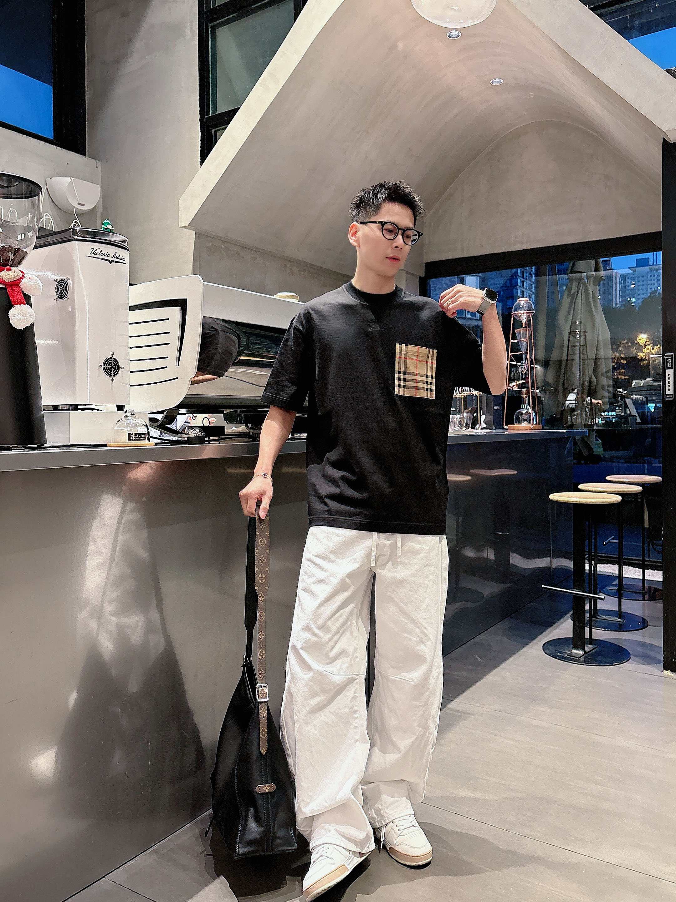 【 巴宝莉 2026春夏 · 高阶定制T恤】🔹 核心面料：秘鲁进口匹马棉 × 顶级丝光工艺🔹 核心体感：